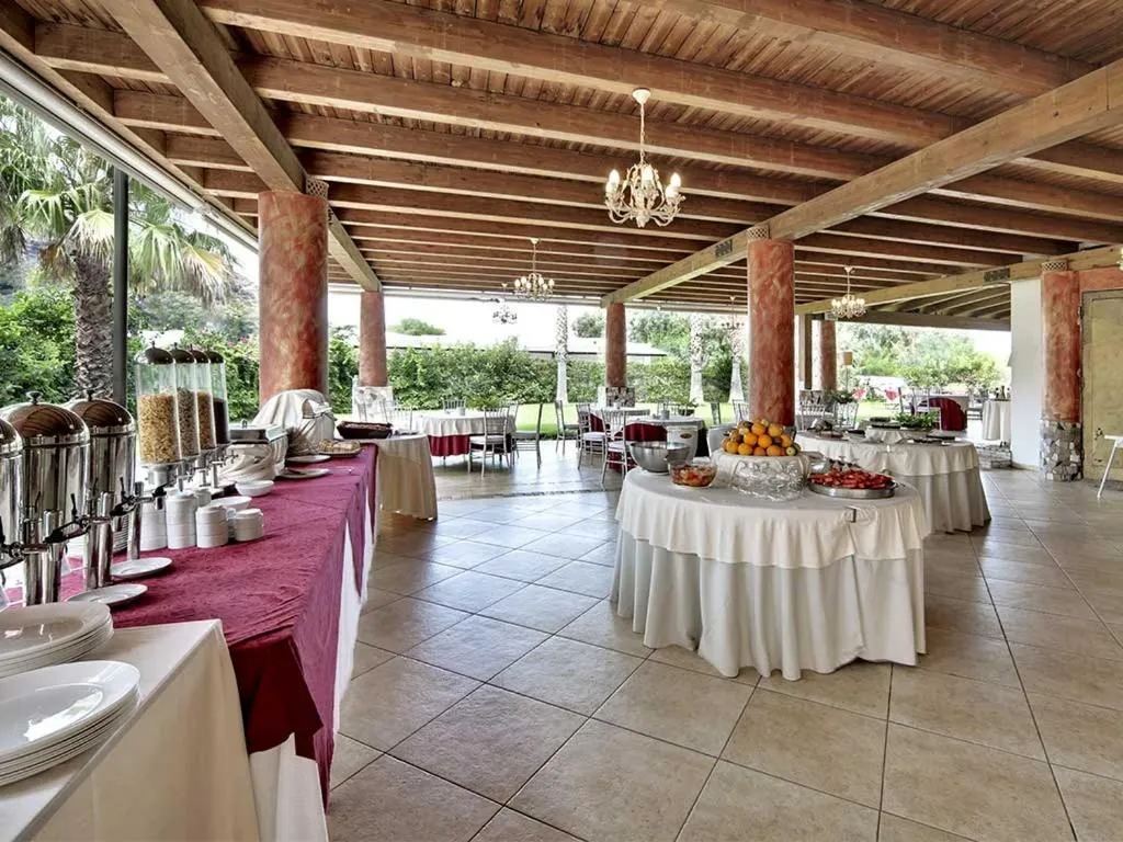 Restaurant/places to eat in Hotel Garden