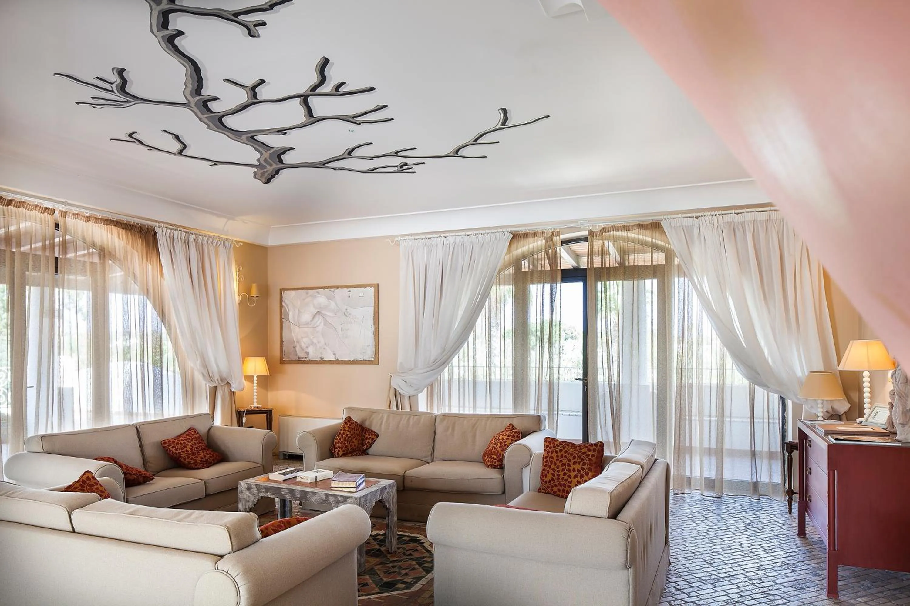 Communal lounge/ TV room in Hotel Garden