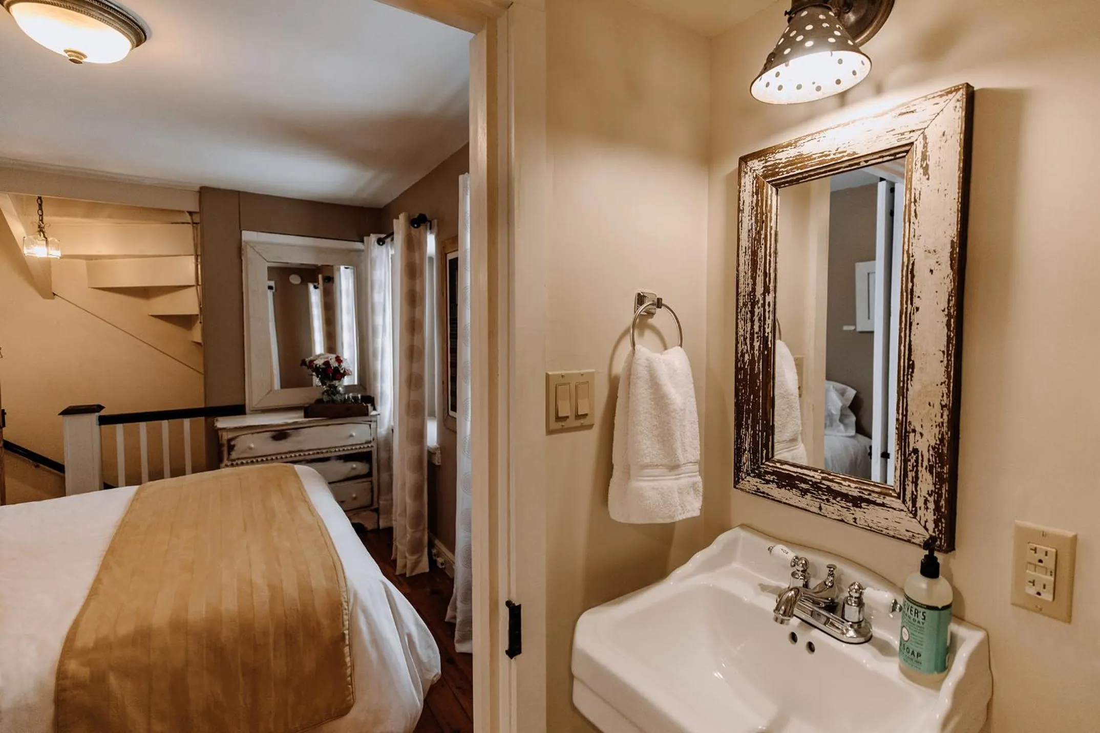 Bathroom, Bed in Galvanized America Inn & Art Gallery