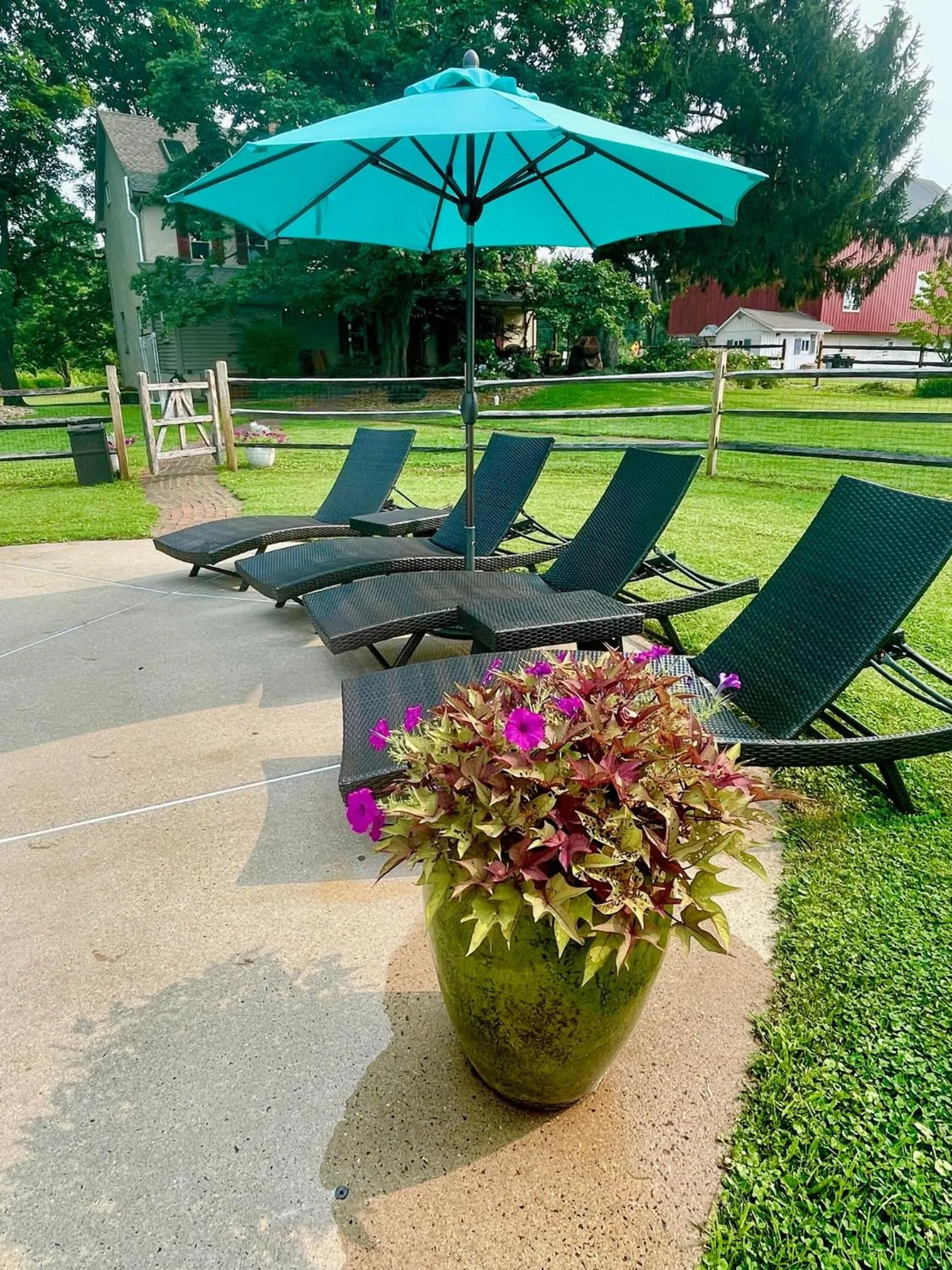 Swimming pool in Galvanized America Inn & Art Gallery