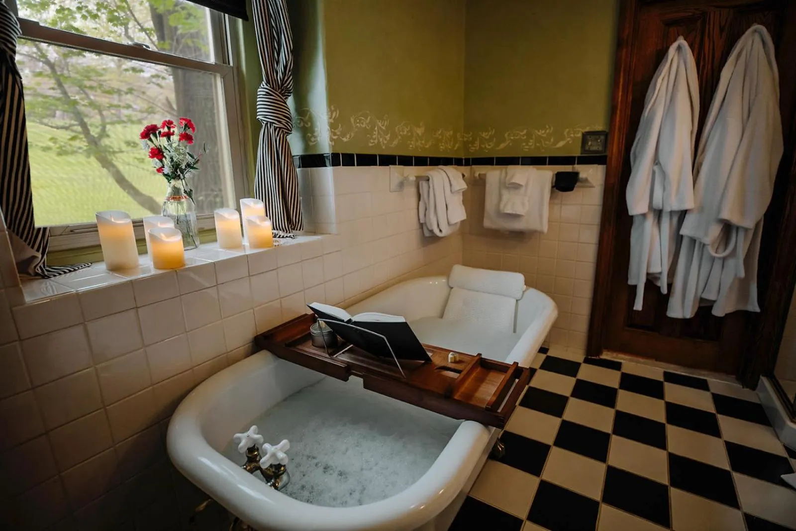 Bath in Galvanized America Inn & Art Gallery