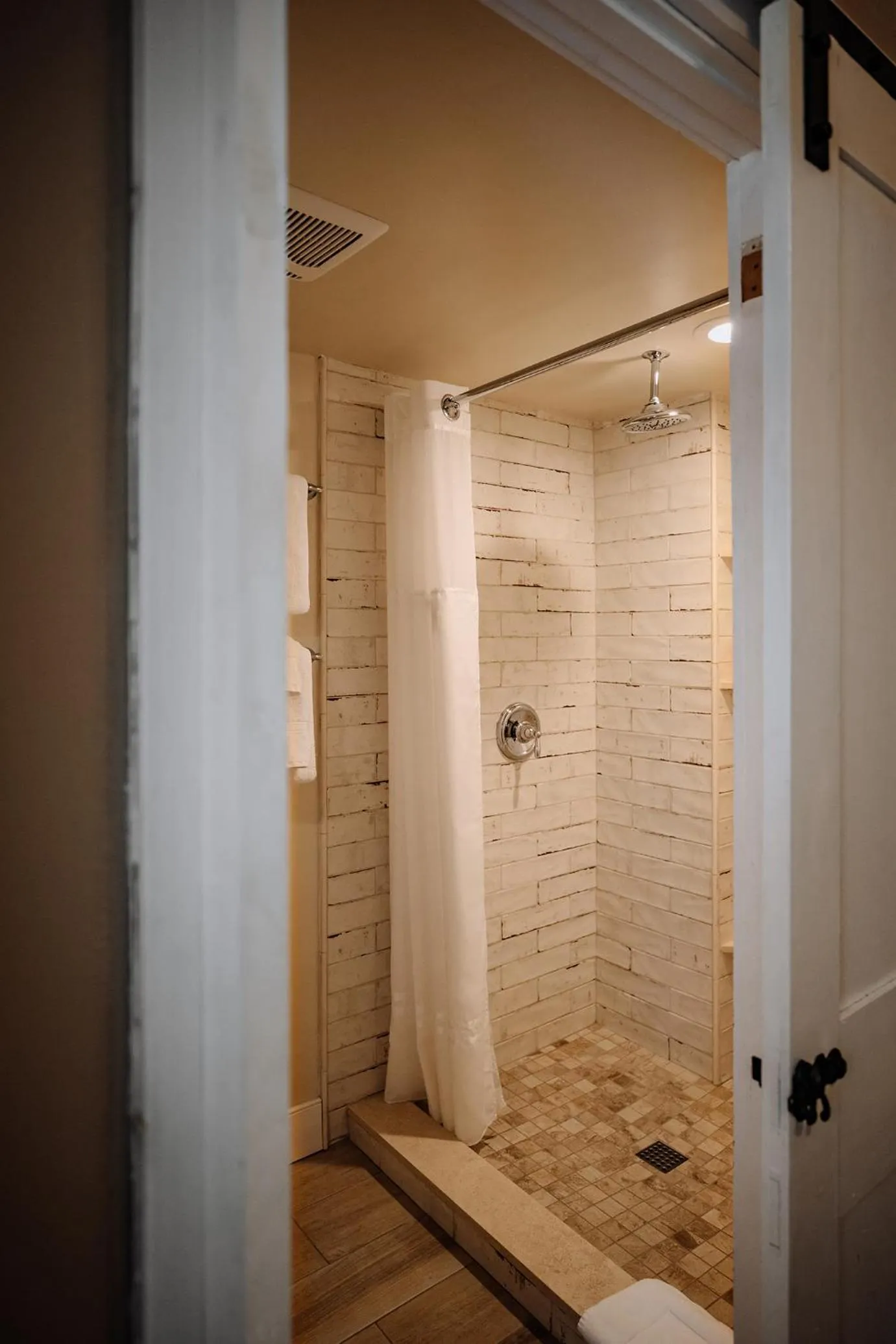 Bathroom in Galvanized America Inn & Art Gallery