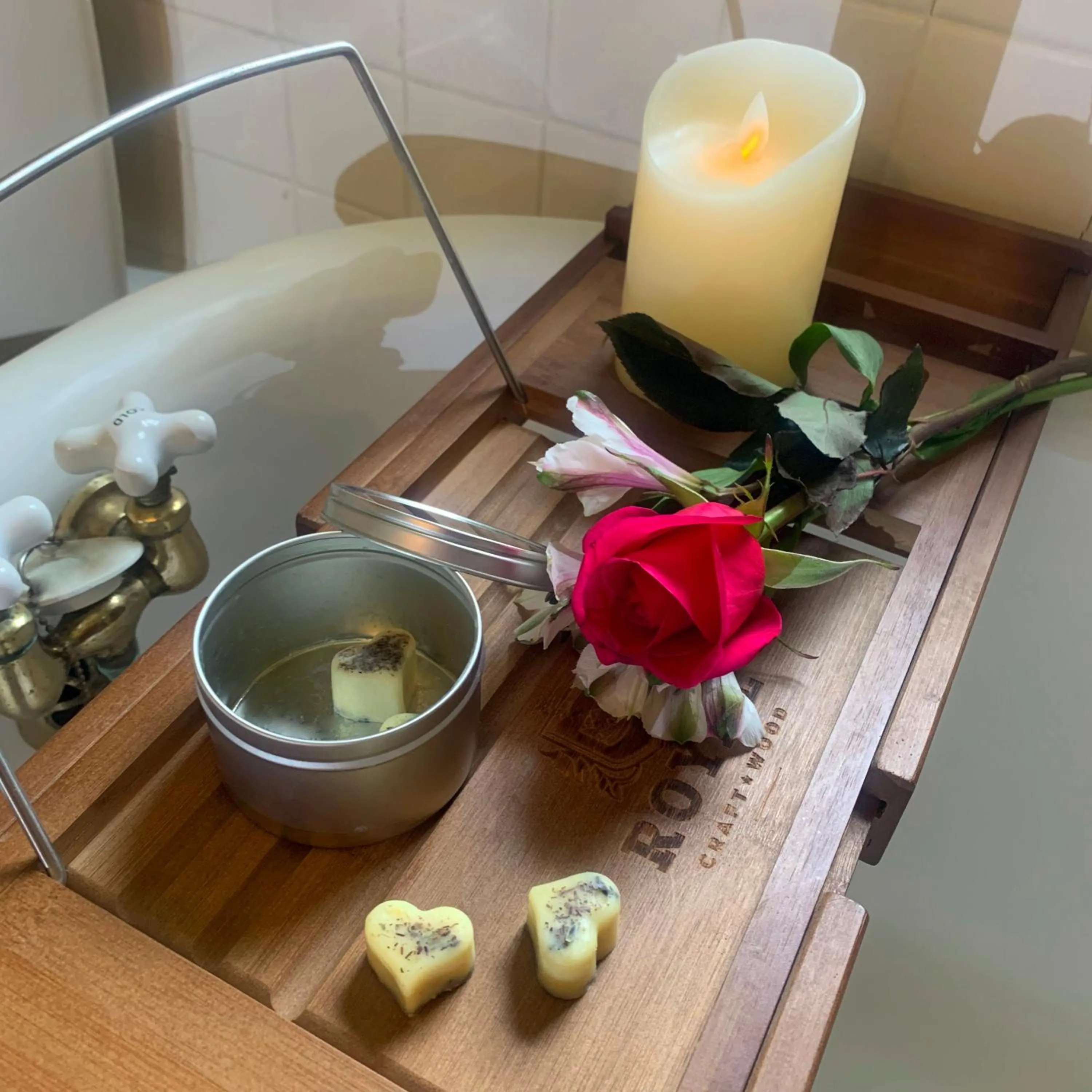 Bath in Galvanized America Inn & Art Gallery