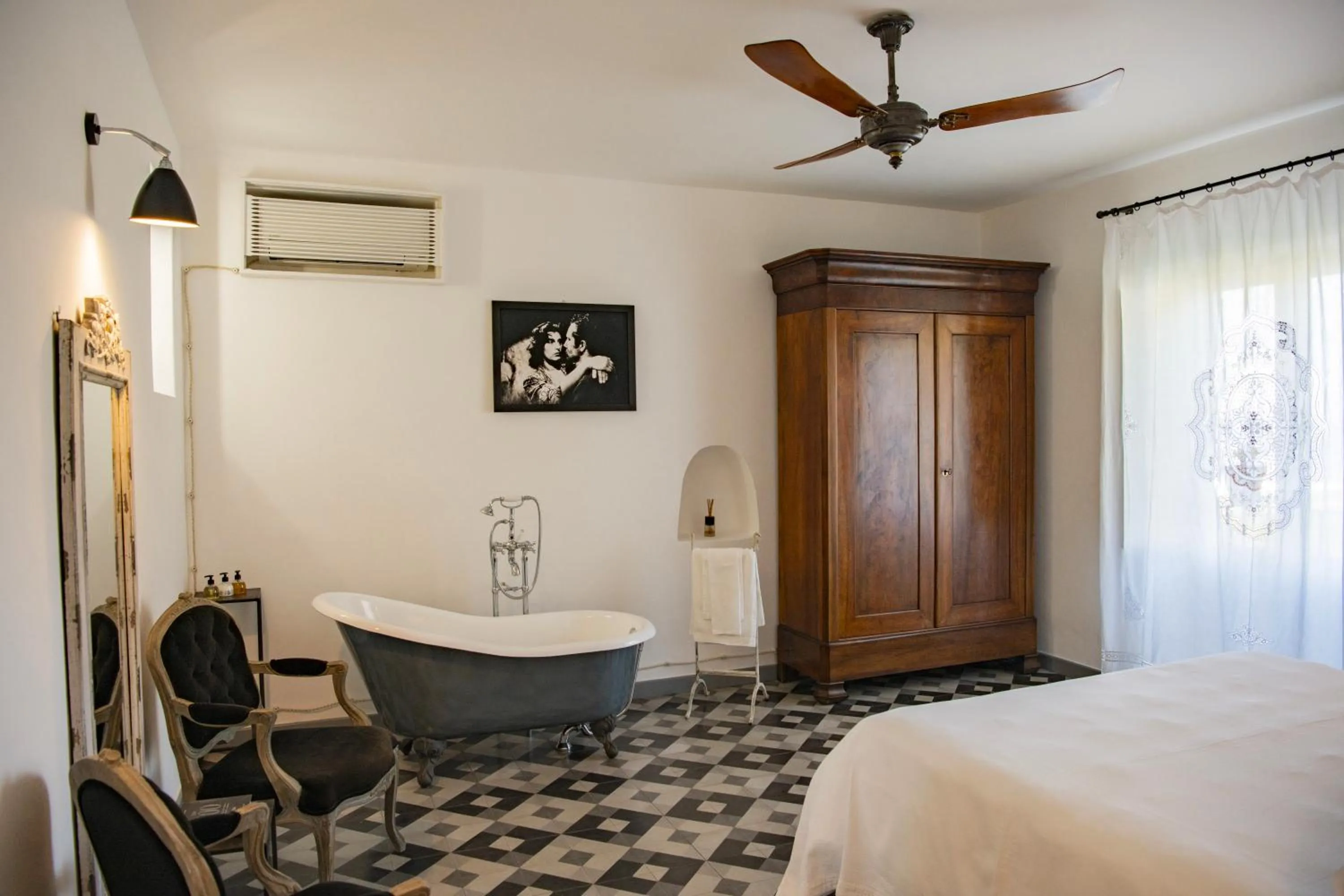 Photo of the whole room, Bed in Hotel Signum