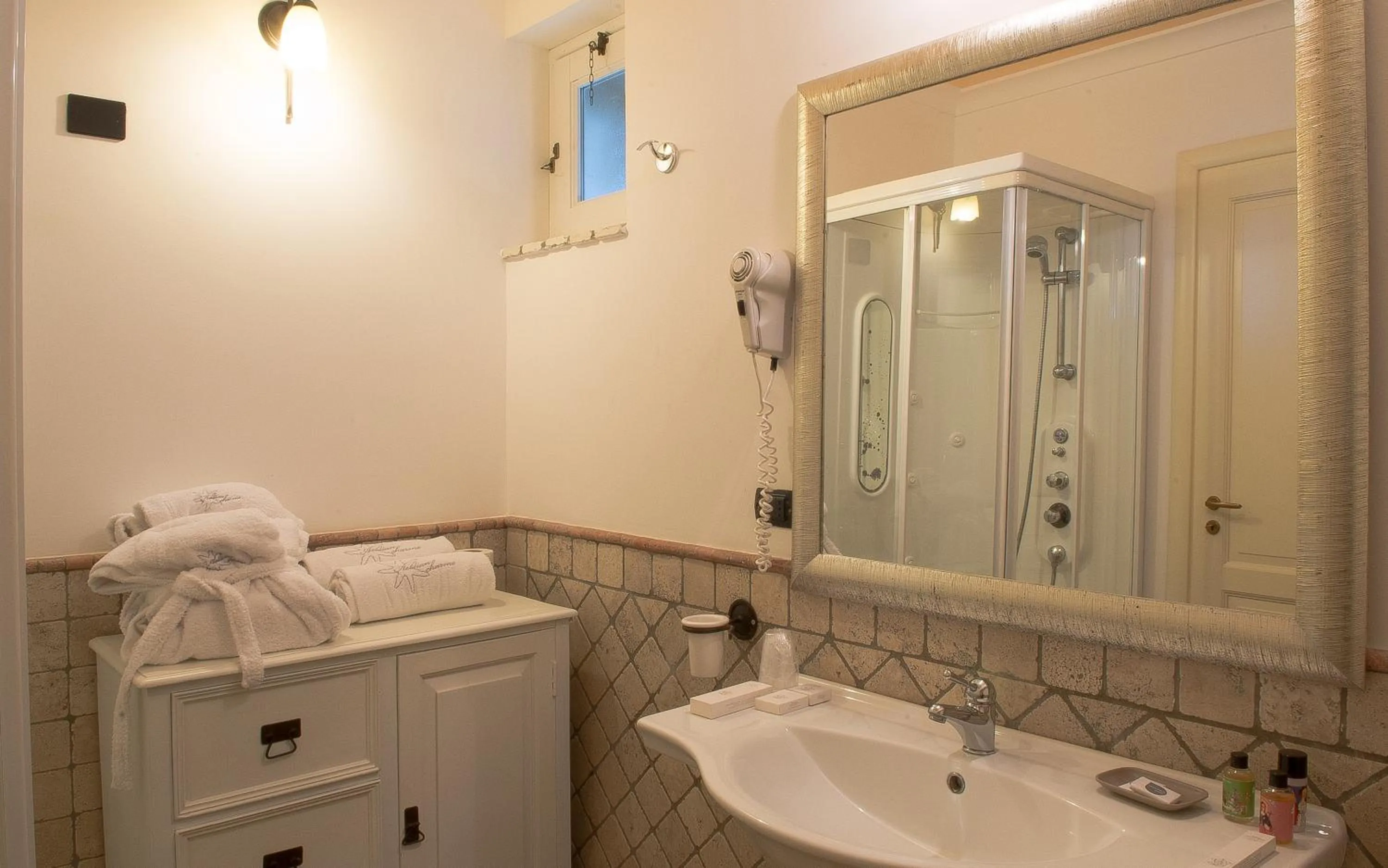 Shower in Hotel Villa Enrica - Aeolian Charme