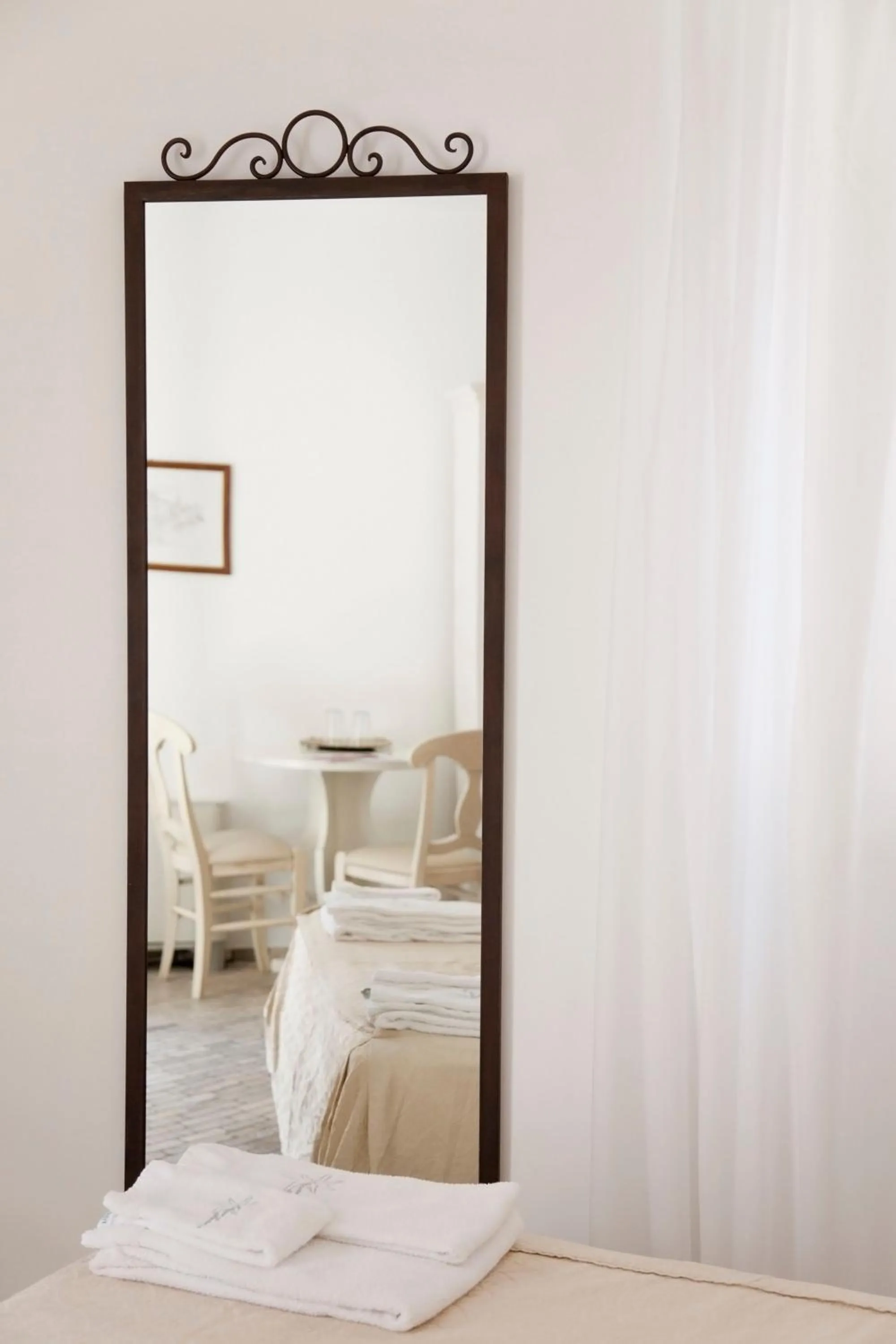 Decorative detail, Bed in Hotel Villa Enrica - Aeolian Charme