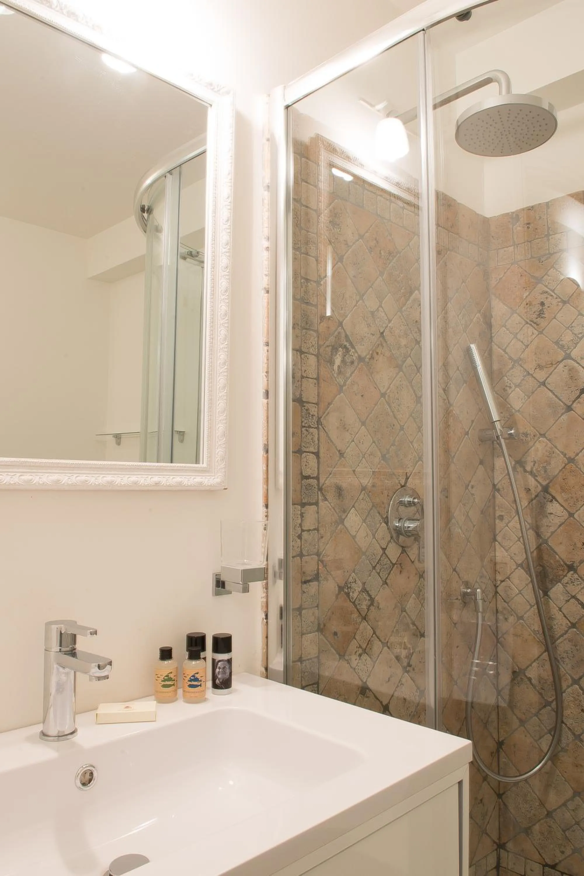 Shower in Hotel Villa Enrica - Aeolian Charme