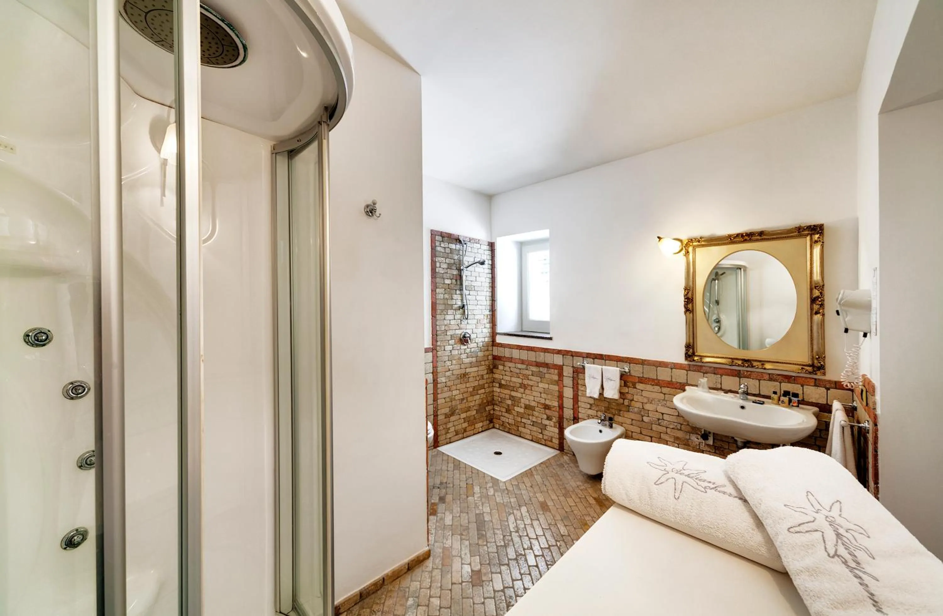 Shower, Bed in Hotel Villa Enrica - Aeolian Charme