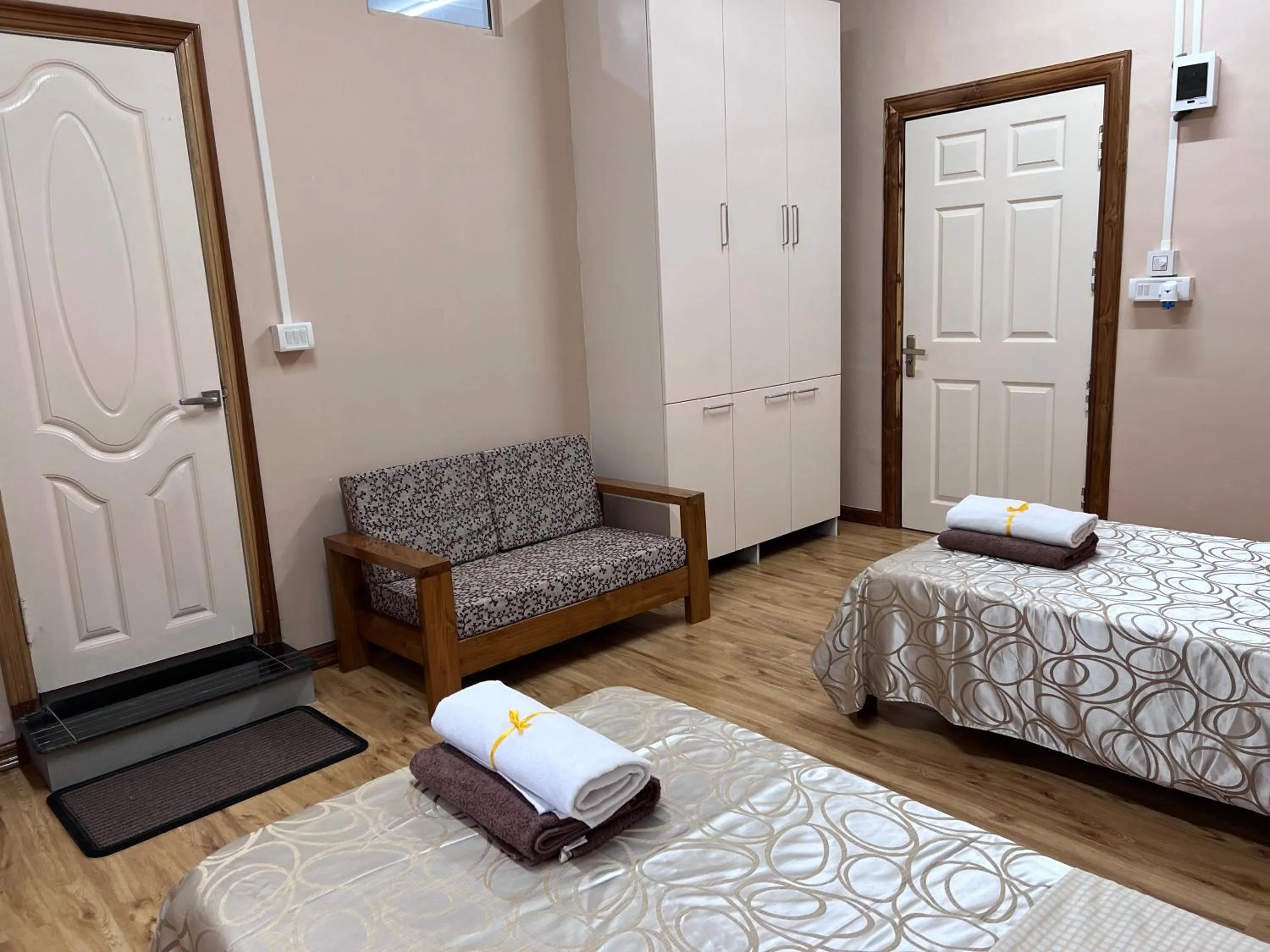 Seating area, Bed in Hotel Dinthar Zara