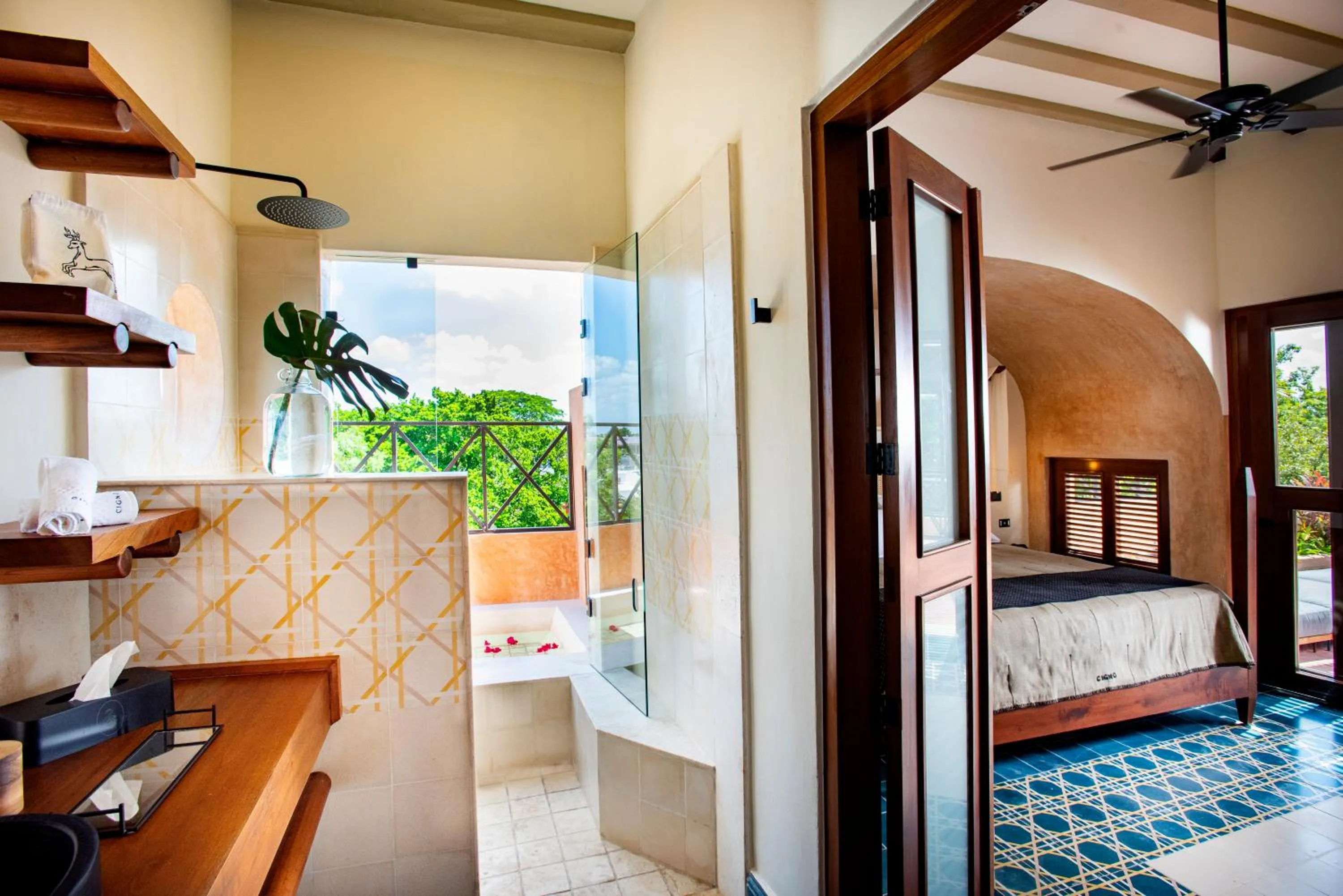 Toilet, Bed in CIGNO HOTEL BOUTIQUE- Adults Only