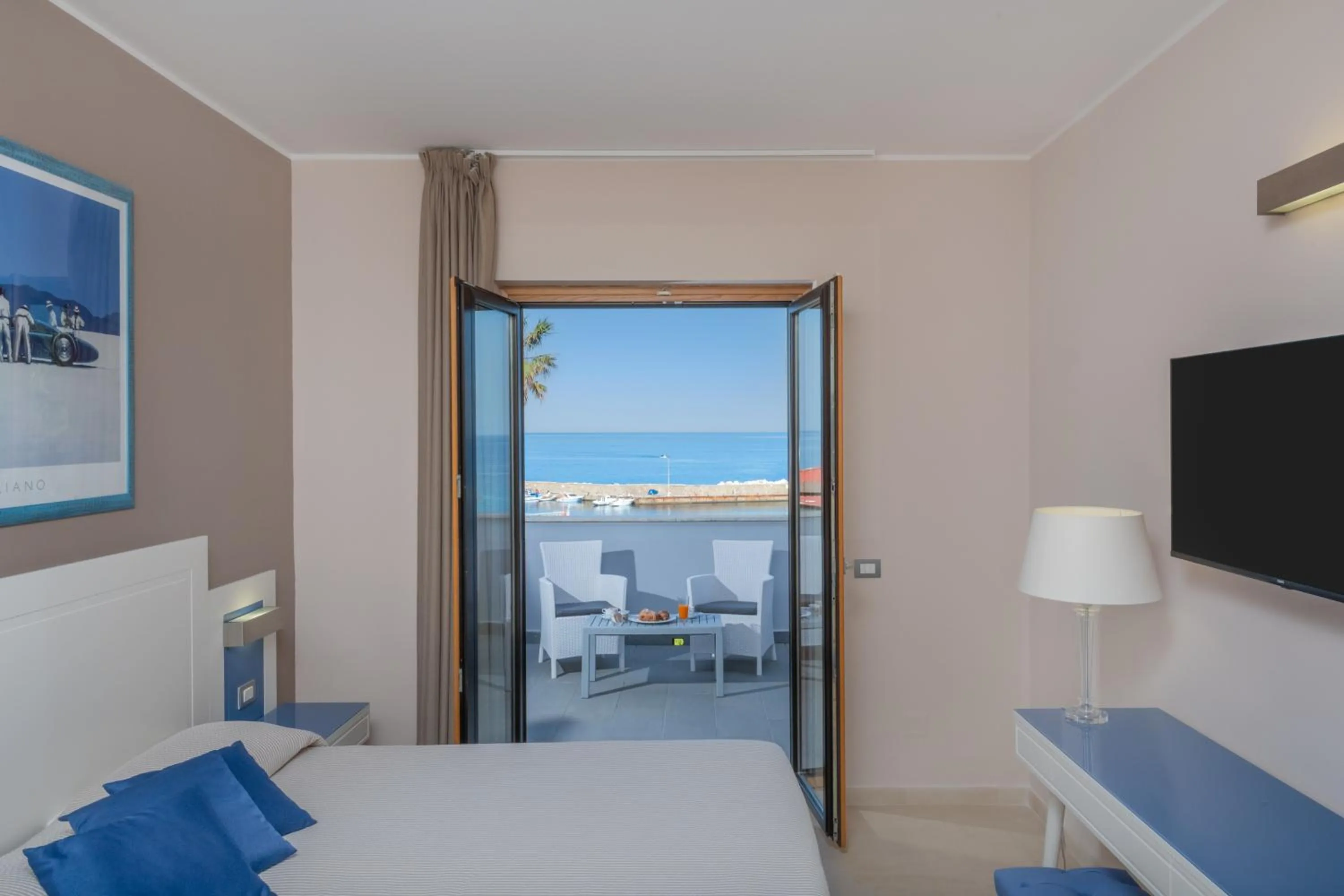 Balcony/Terrace, Bed in Hotel Mareluna