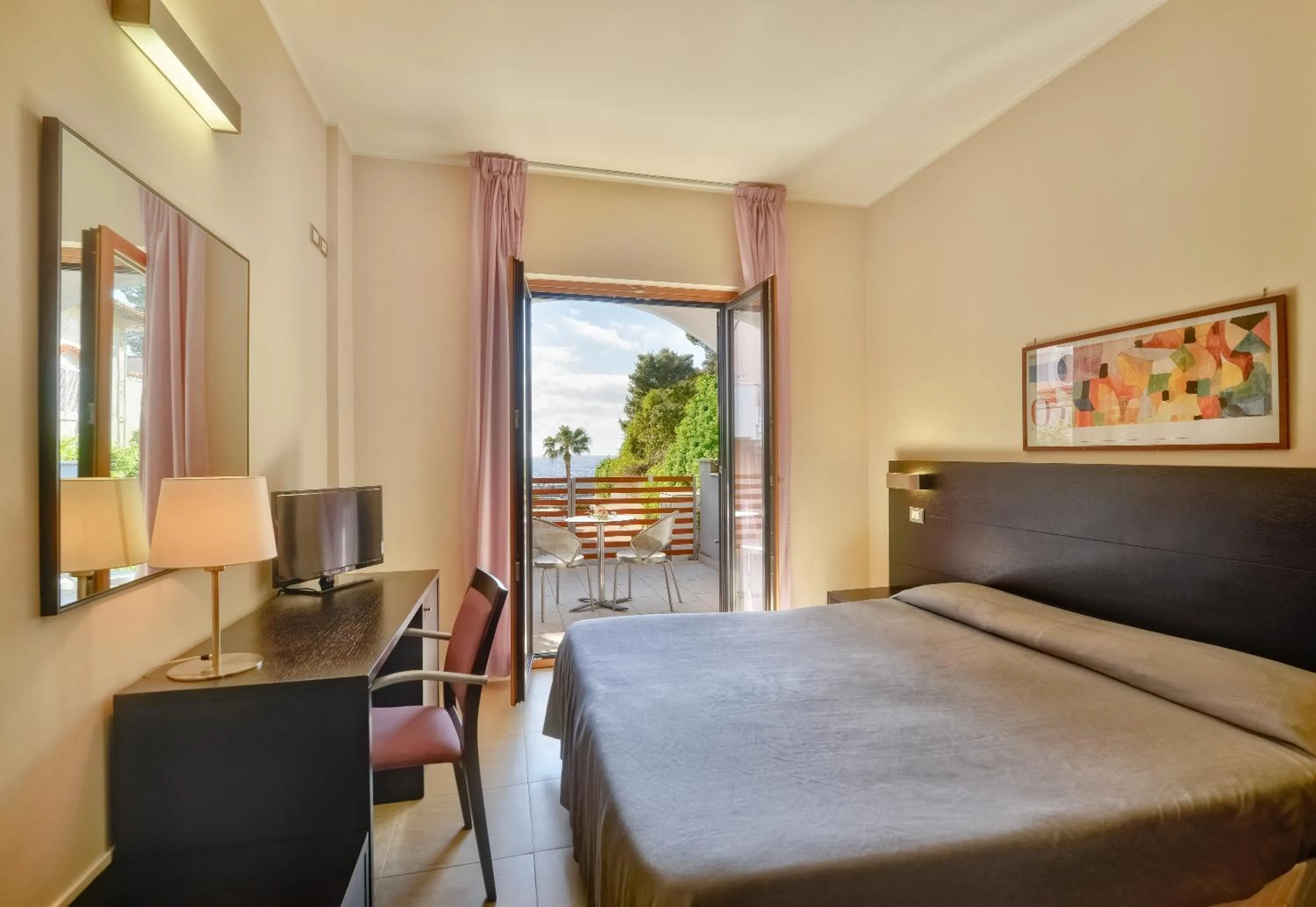 Balcony/Terrace, Bed in Hotel Mareluna