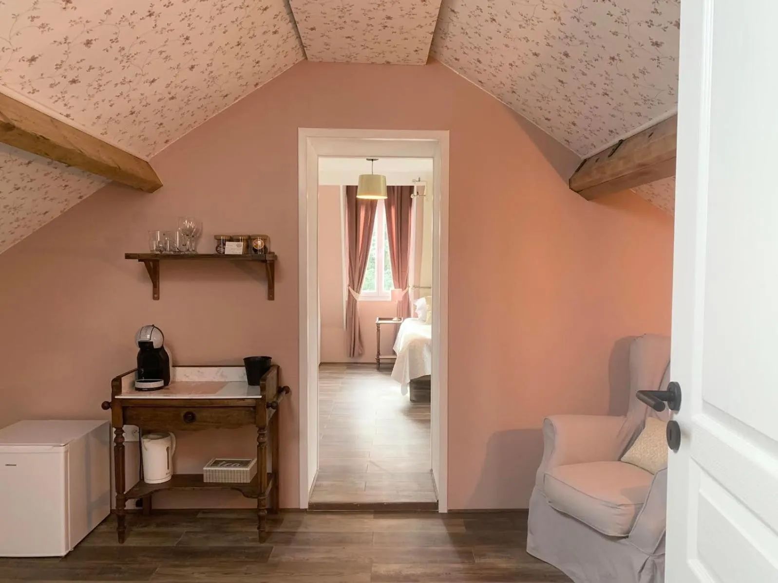 Seating area, Bed in Brigitte et Moi