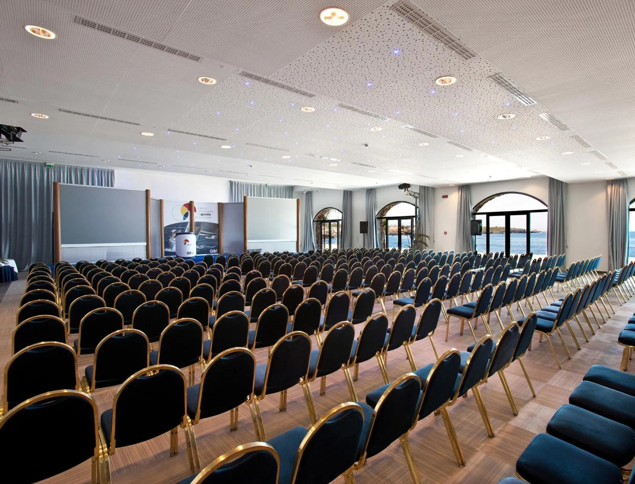 Business facilities in Santa Tecla Palace