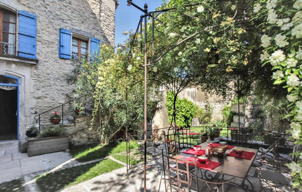 Garden view in Chambres d'Hôtes Le relais des marmottes en Luberon