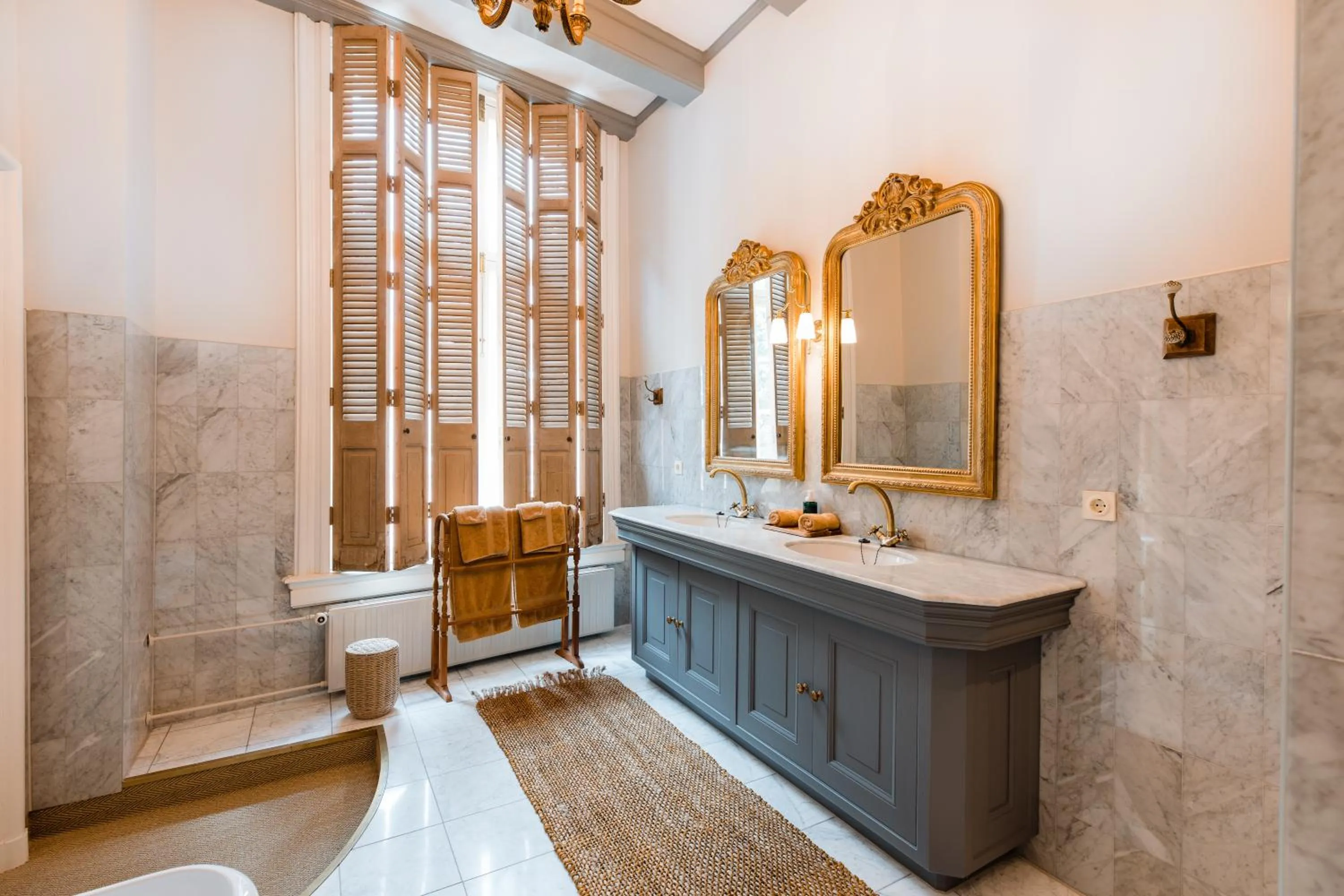 Shower in Fortuna Spinoza