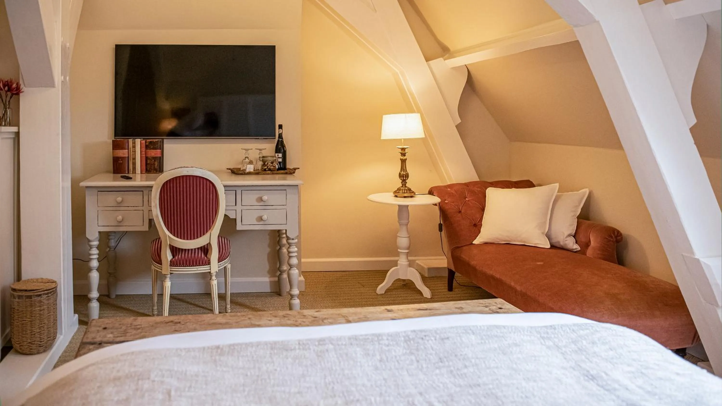 Seating area, Bed in Fortuna Spinoza