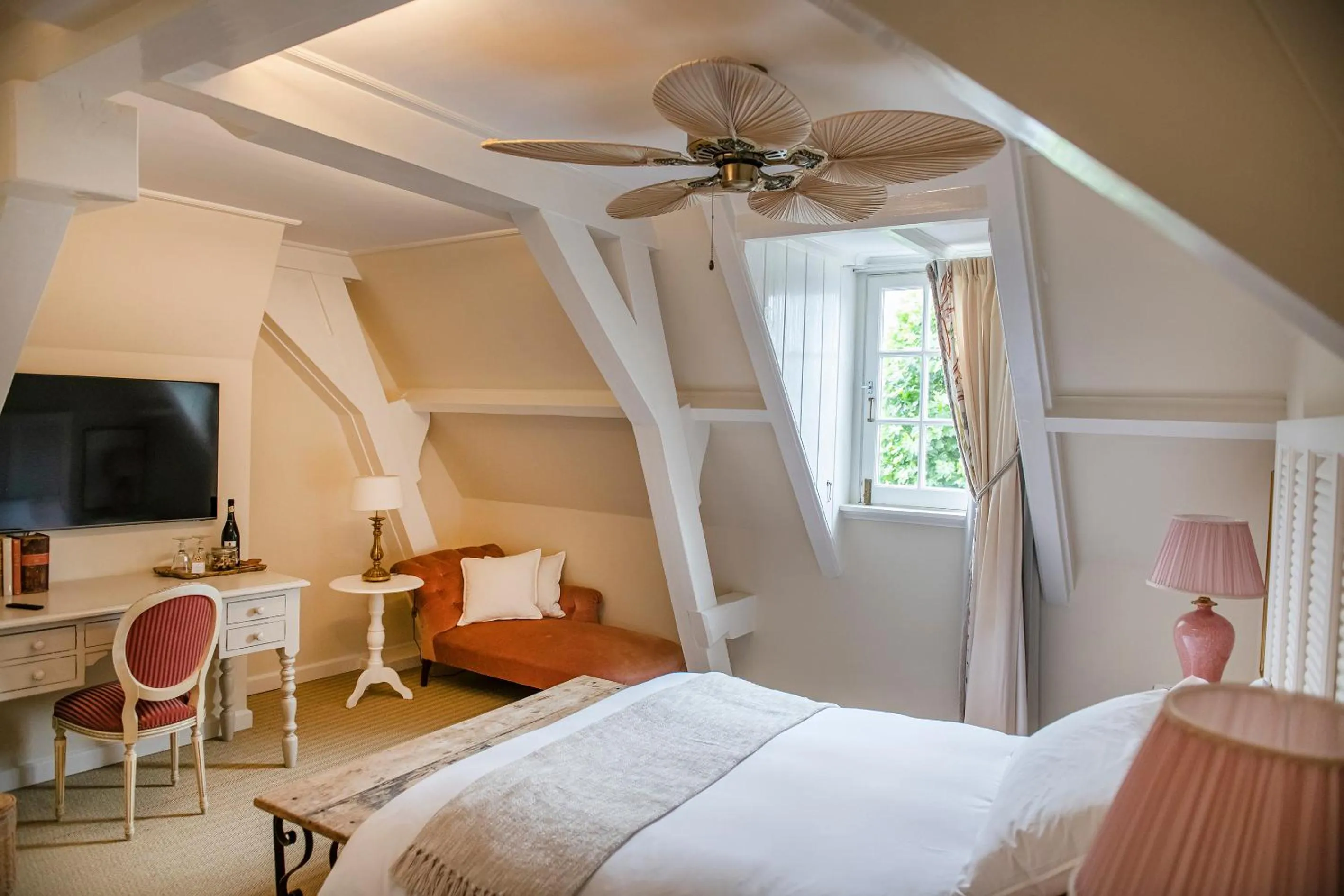 Bedroom, Bed in Fortuna Spinoza