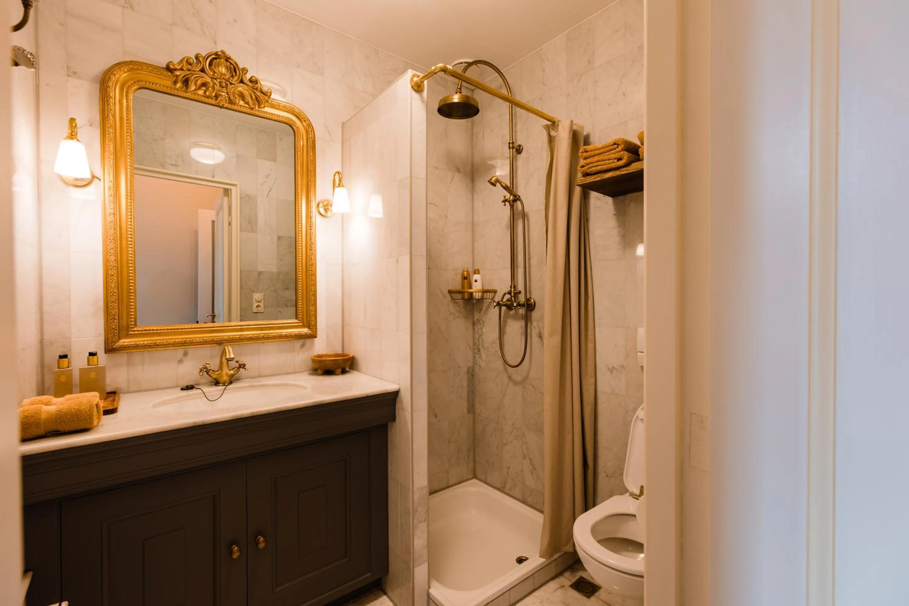 Shower in Fortuna Spinoza