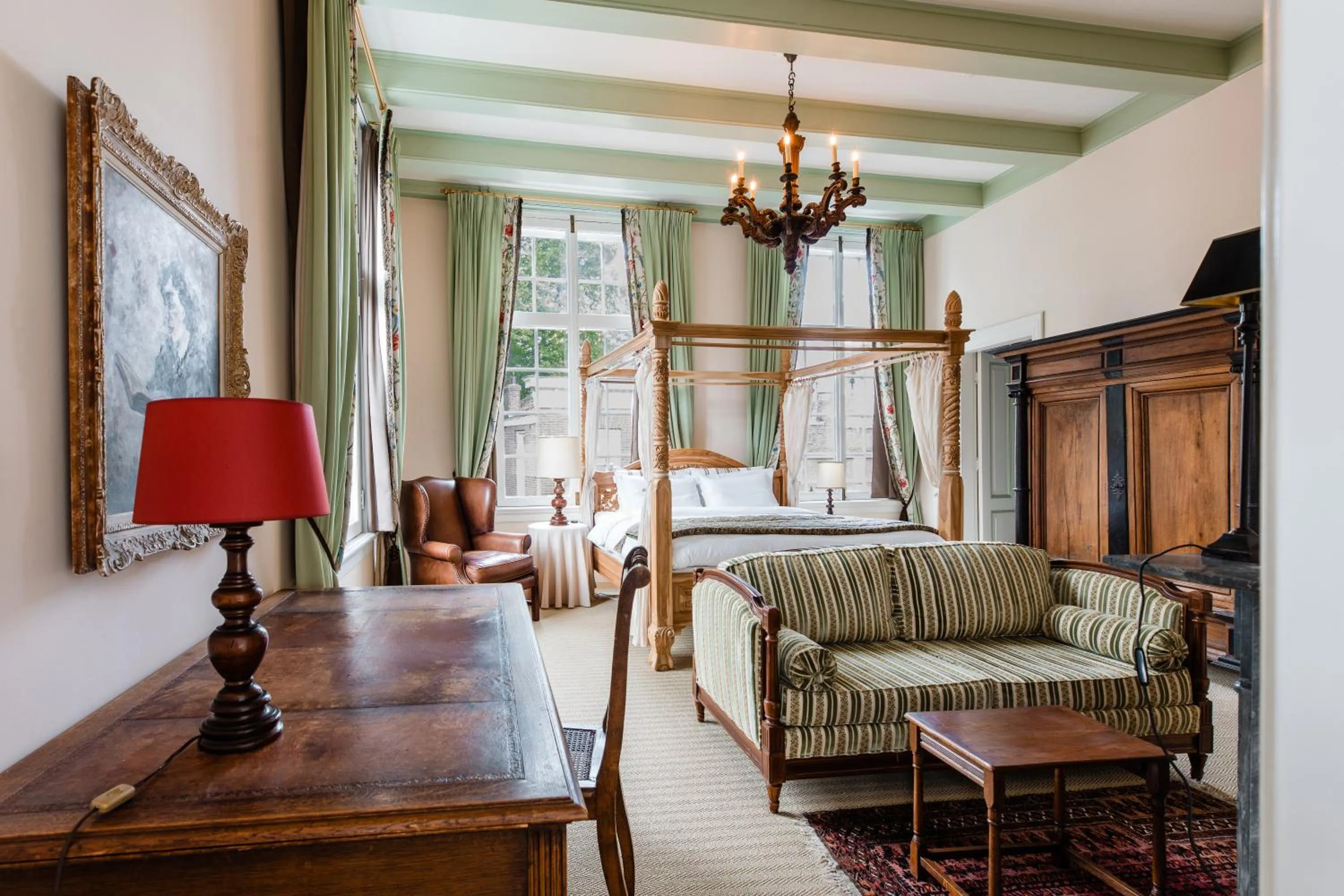 Seating area in Fortuna Spinoza