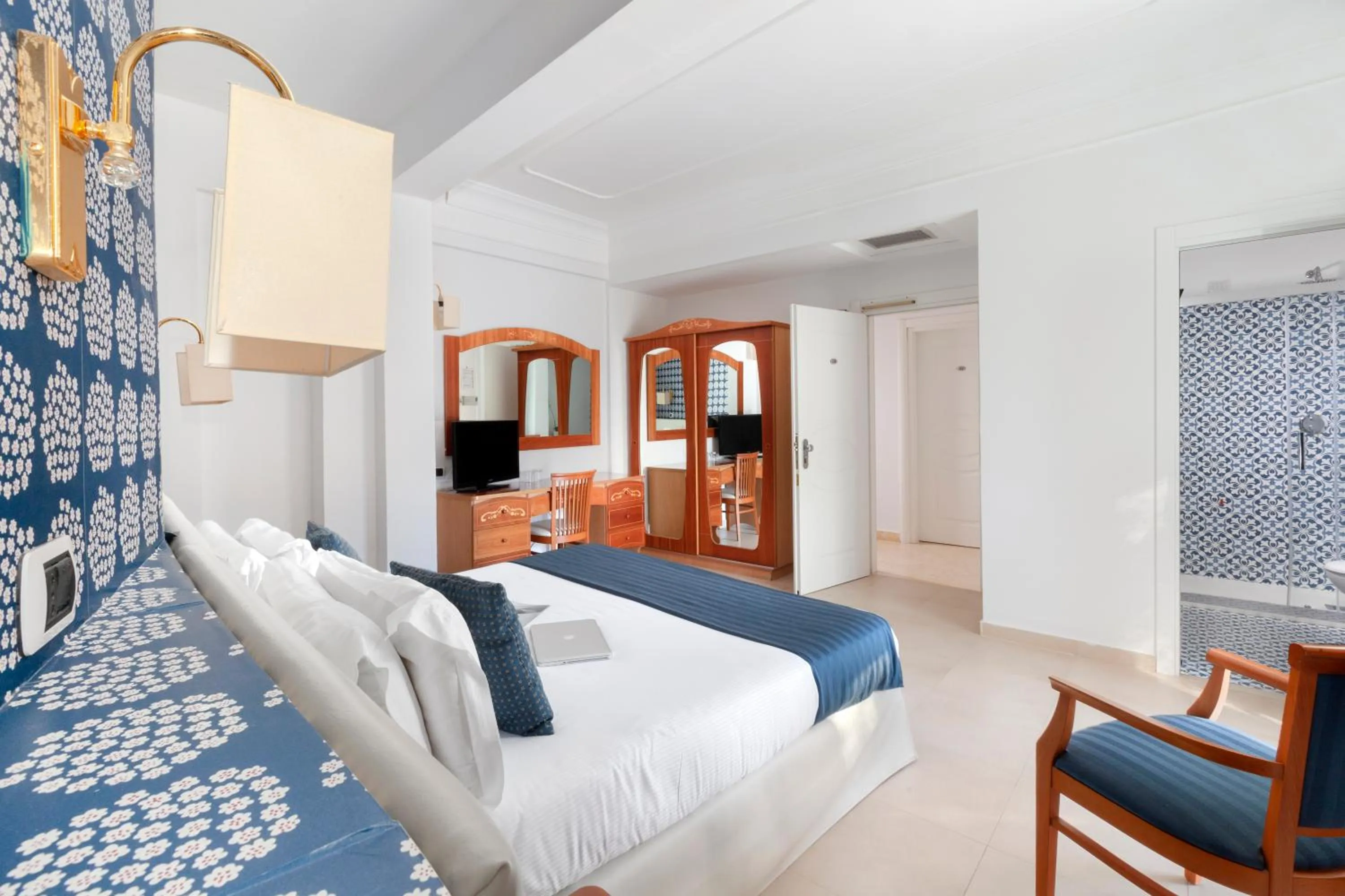 Bedroom, Bed in Atlantic Palace Hotel