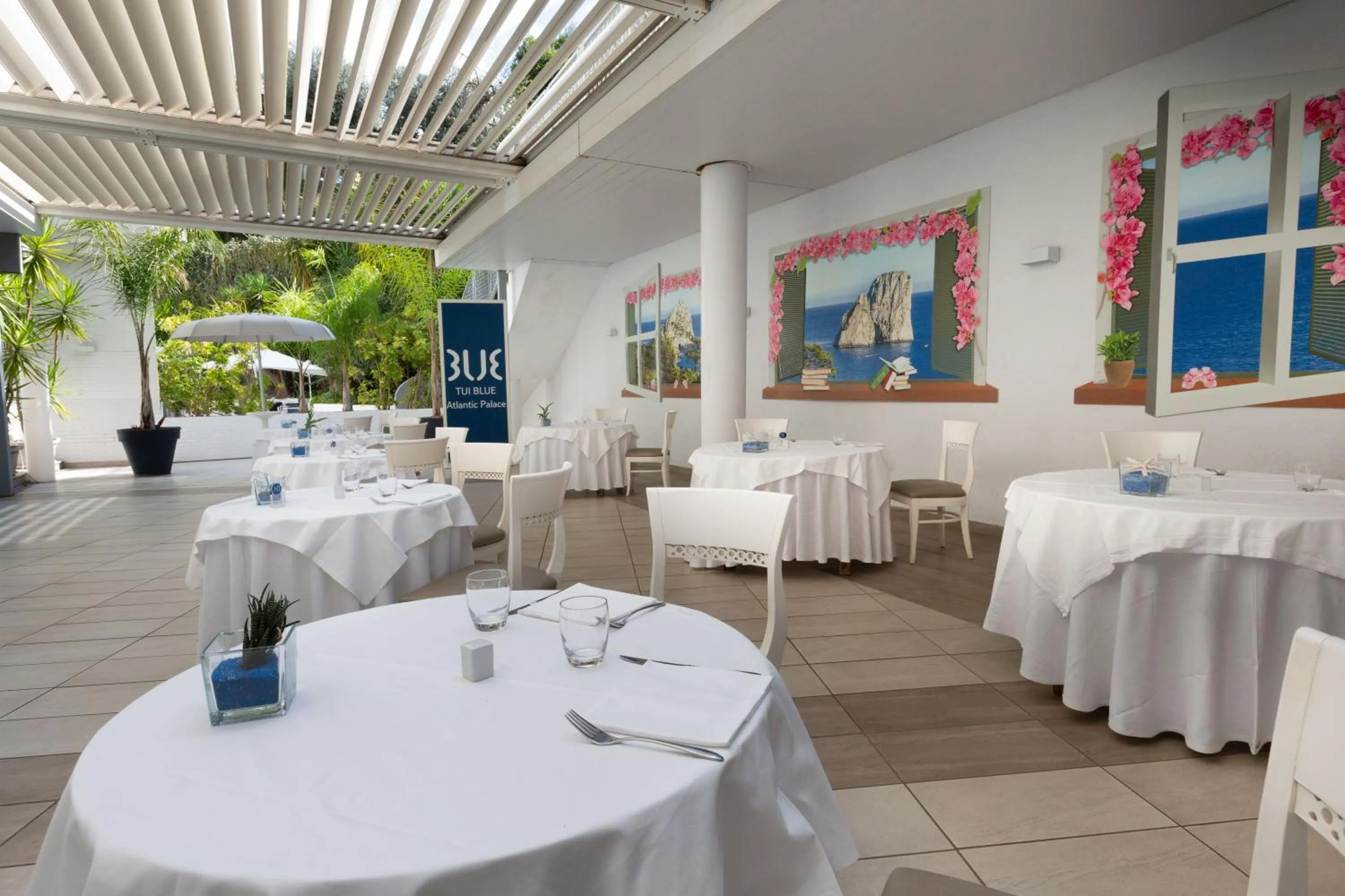 Restaurant/places to eat in Atlantic Palace Hotel