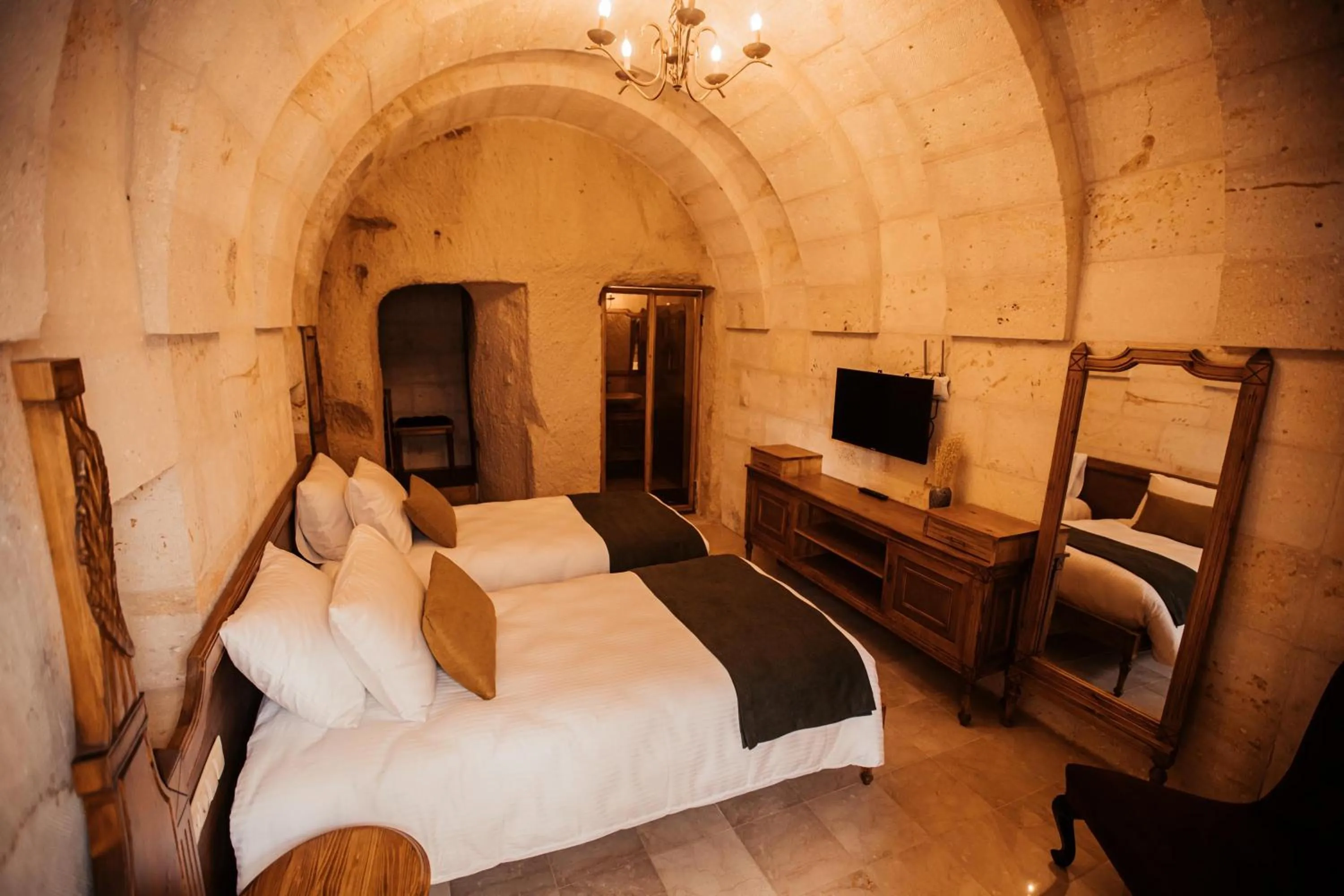 Photo of the whole room, Bed in Juno Cappadocia
