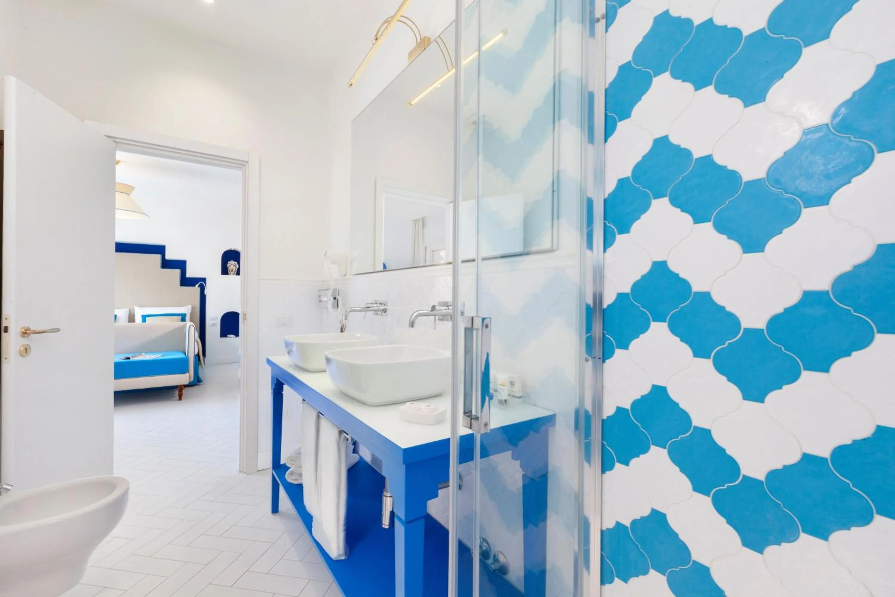 Bathroom, Bed in Mar Hotel Alimuri