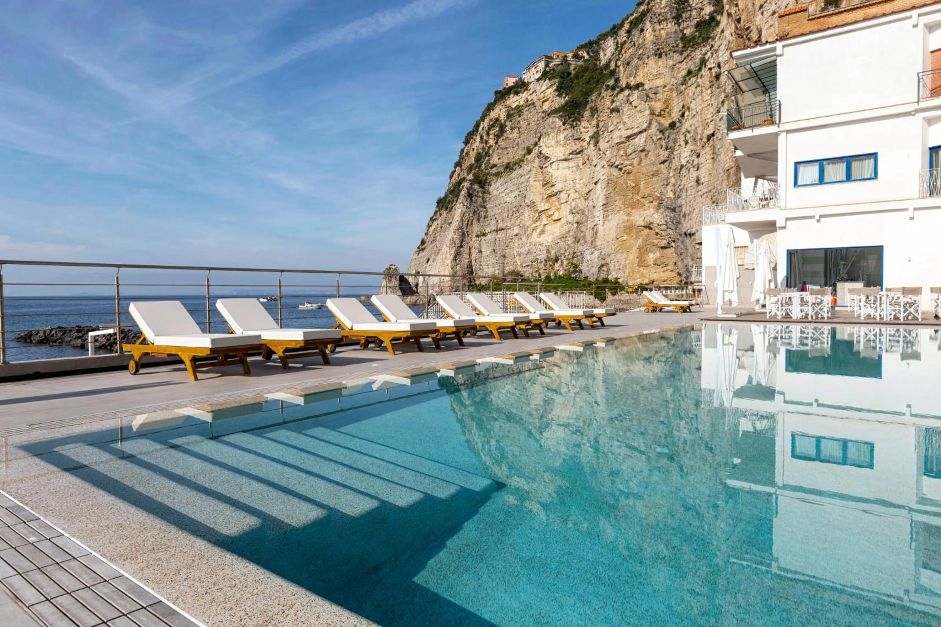 Pool view in Mar Hotel Alimuri