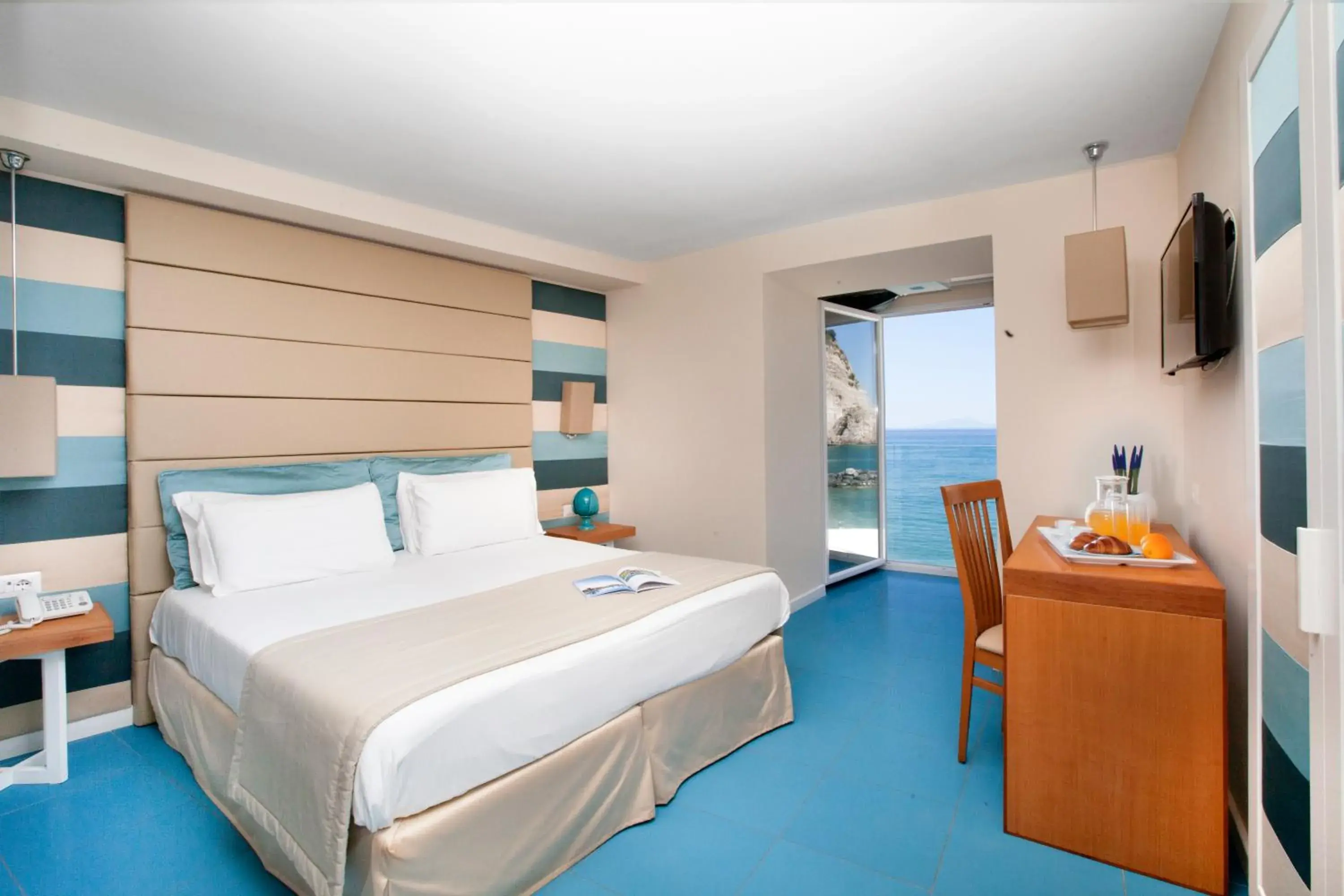 Double Room with Balcony and Sea View in Mar Hotel Alimuri Double Room with Balcony and Sea View in Mar Hotel Alimuri