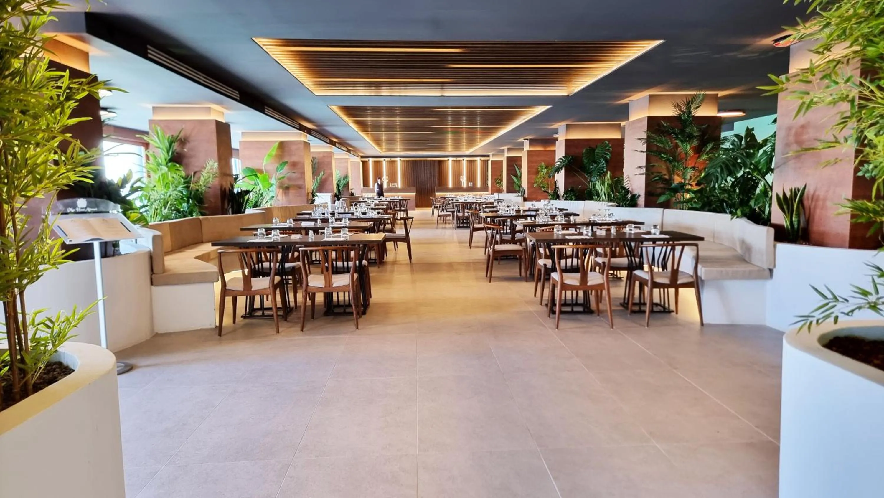 Restaurant/places to eat in Mar Hotel Alimuri