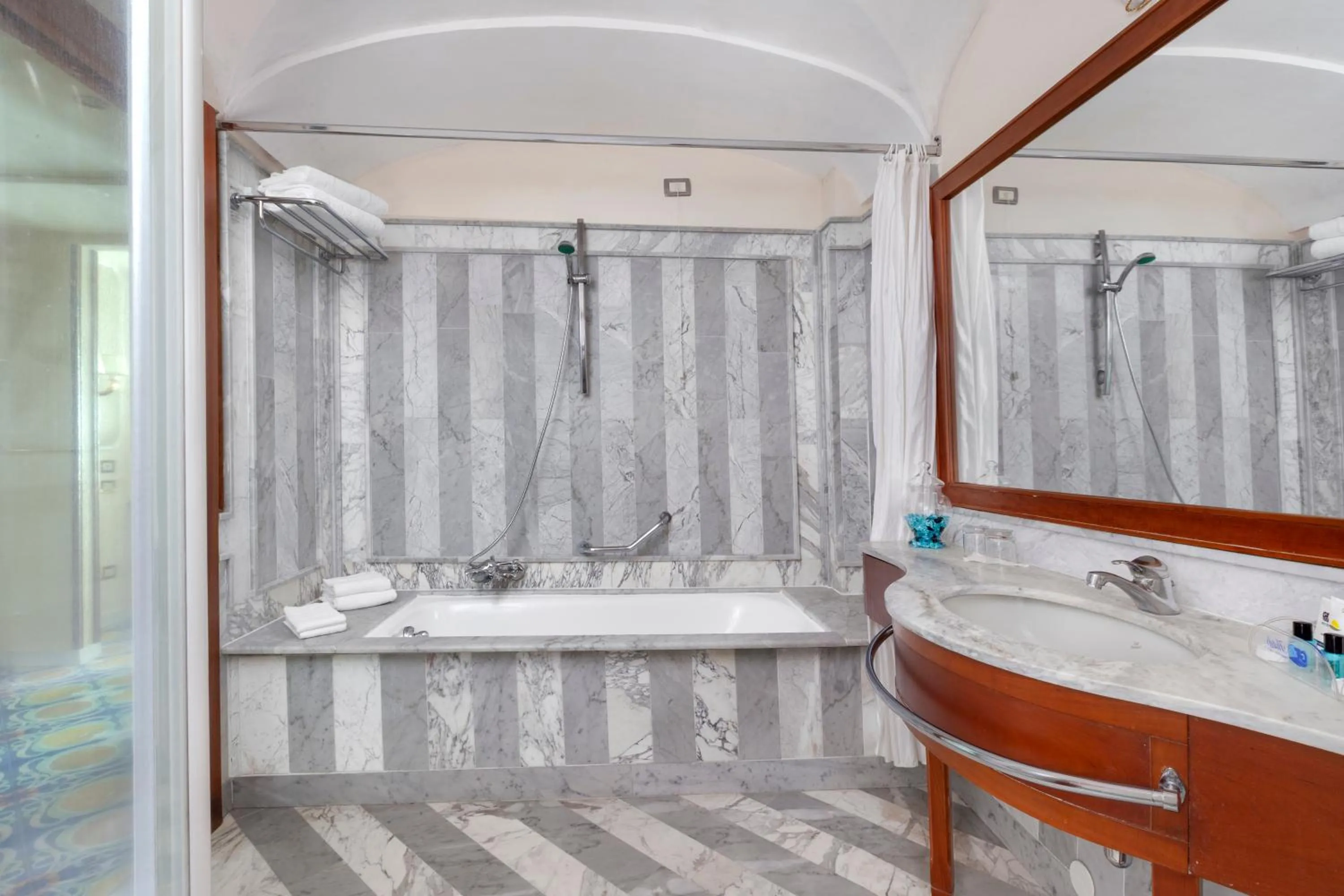 Bathroom in Mar Hotel Alimuri