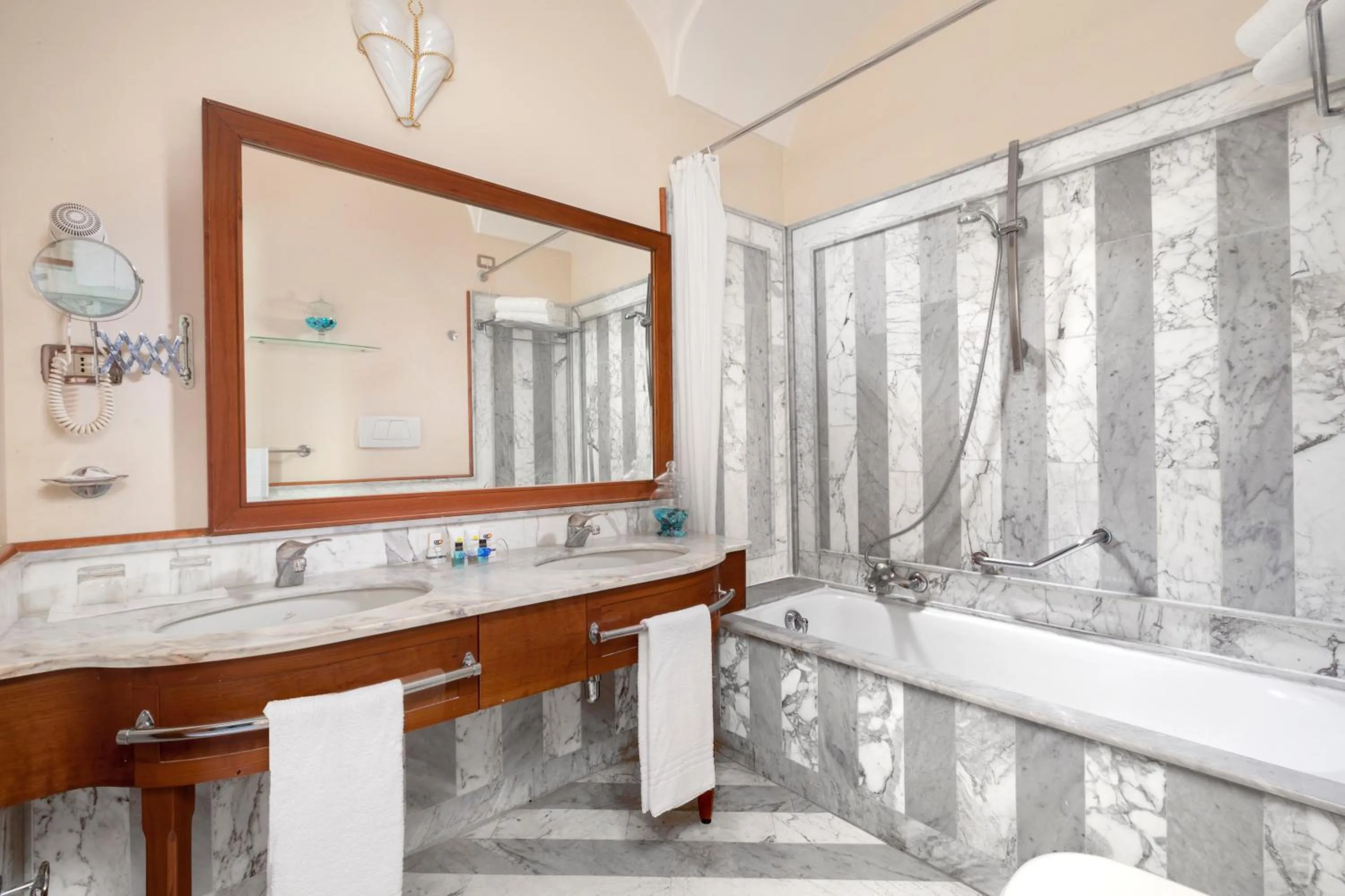 Bathroom in Mar Hotel Alimuri