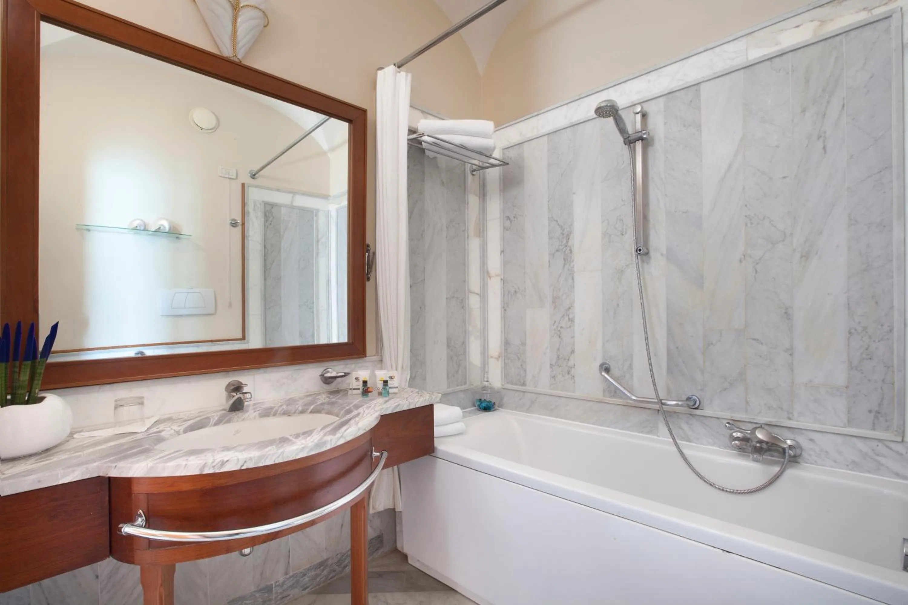 Bathroom in Mar Hotel Alimuri