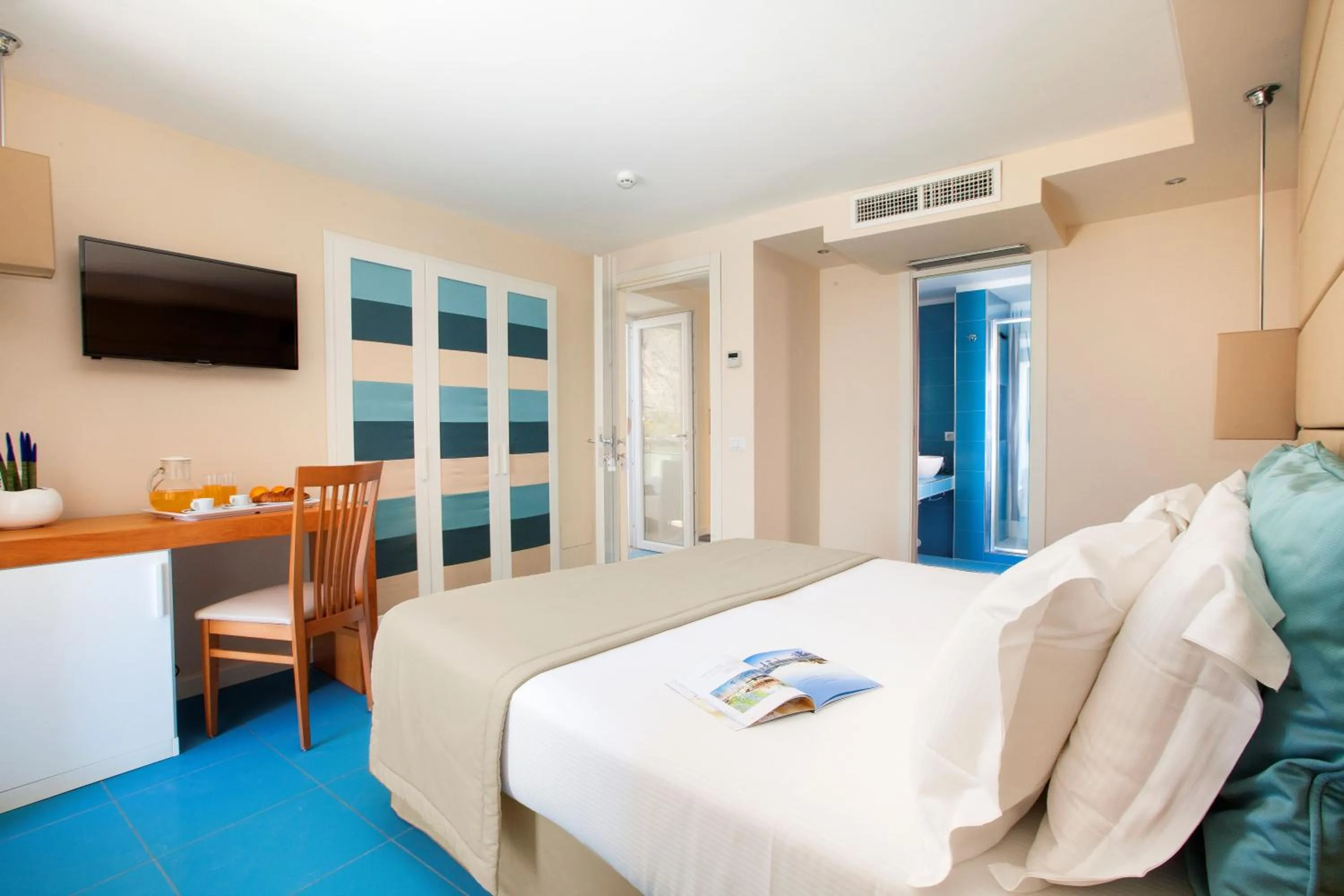 TV and multimedia, Bed in Mar Hotel Alimuri