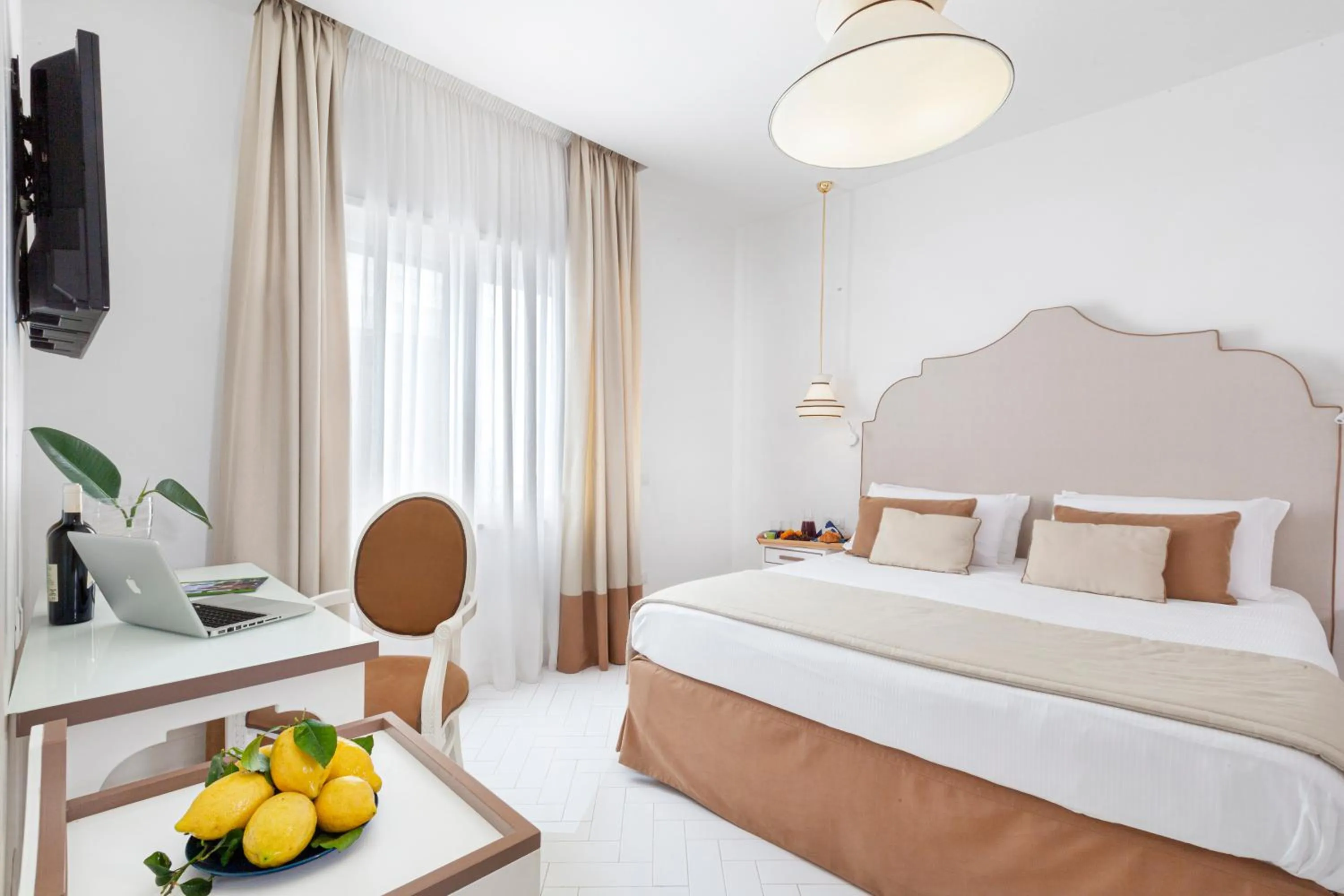 Photo of the whole room, Bed in Mar Hotel Alimuri