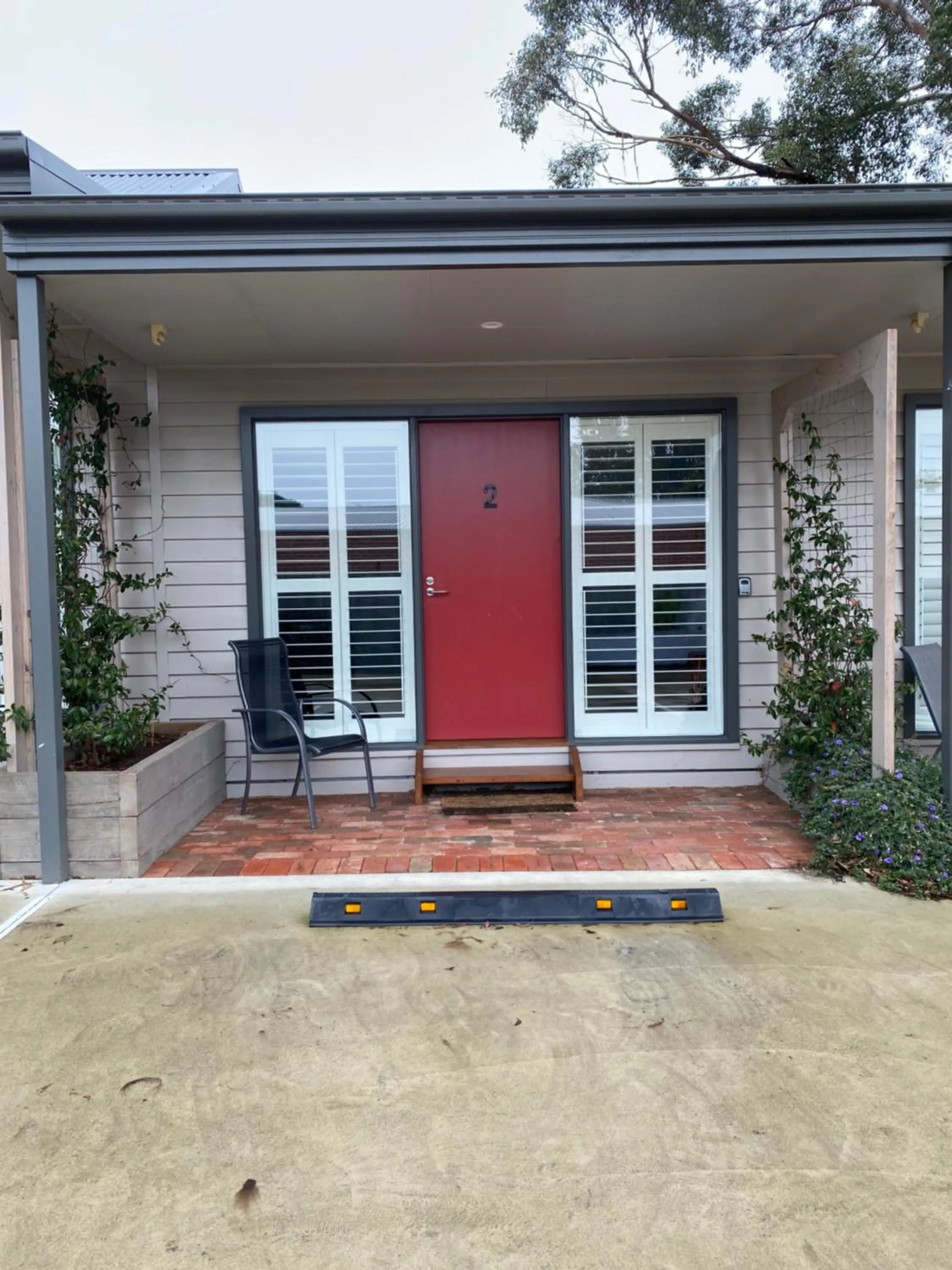 Facade/entrance in The Dickins