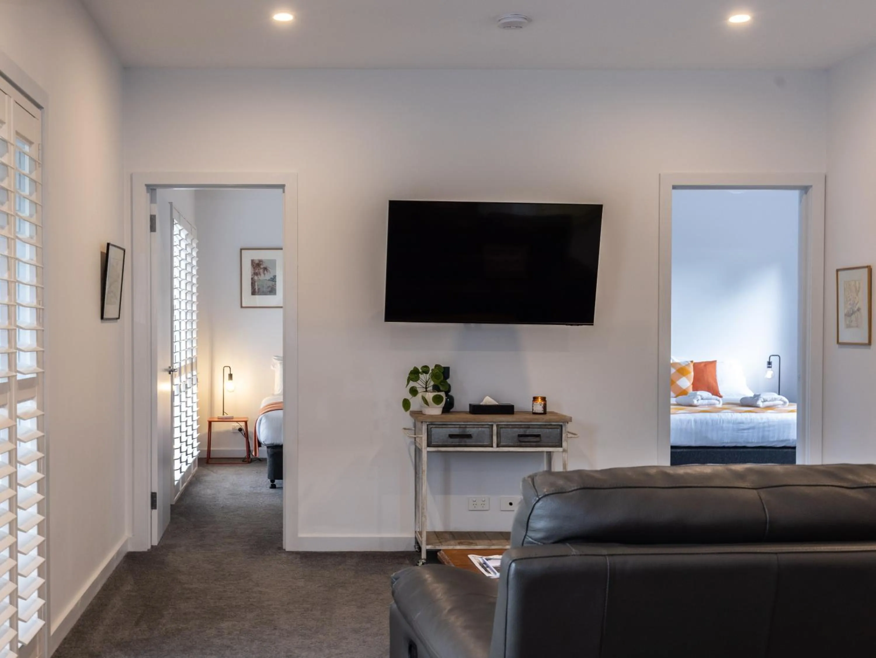 Communal lounge/ TV room, Bed in The Dickins