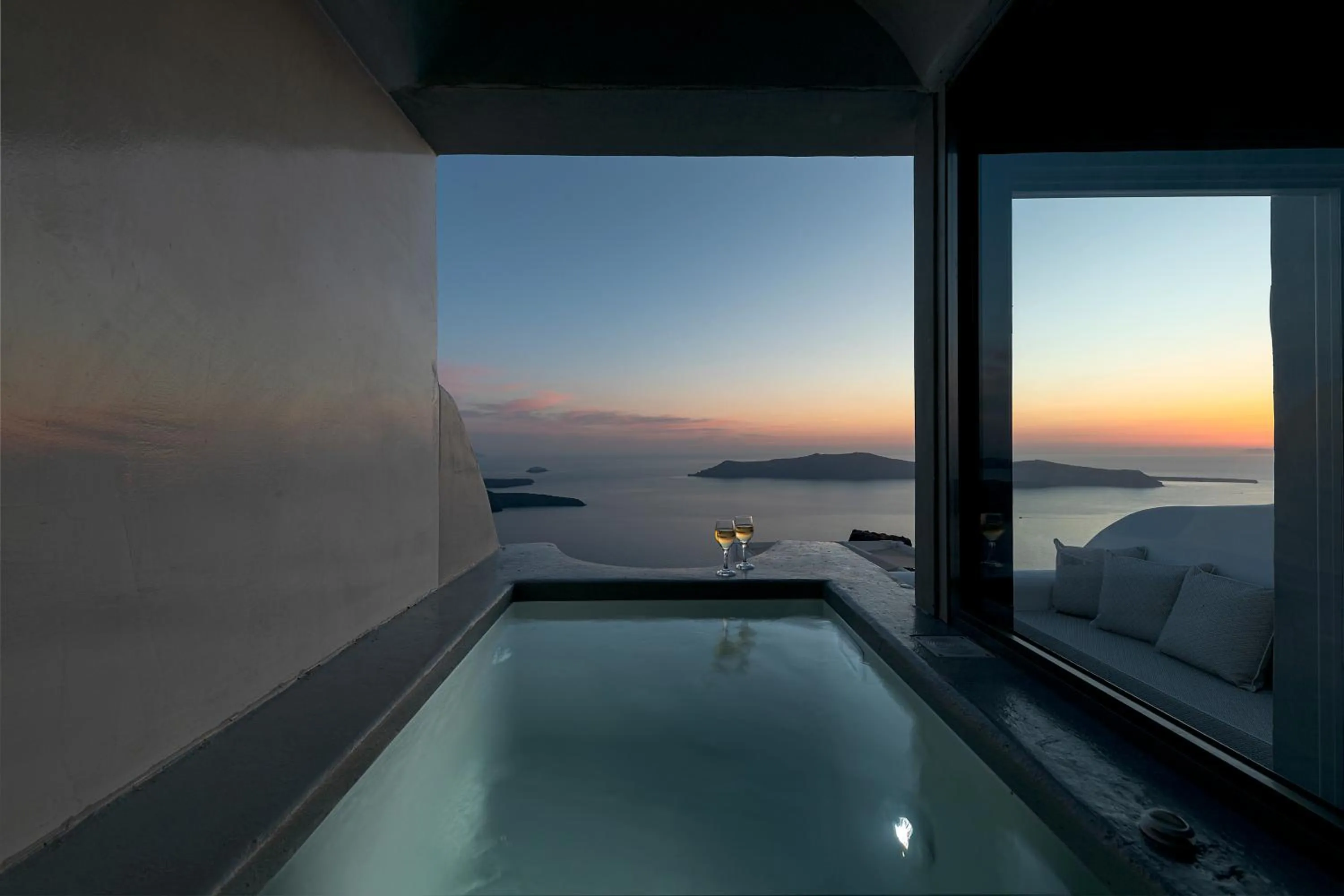 Hot Tub in Kaleidoscope Imerovigli Suites