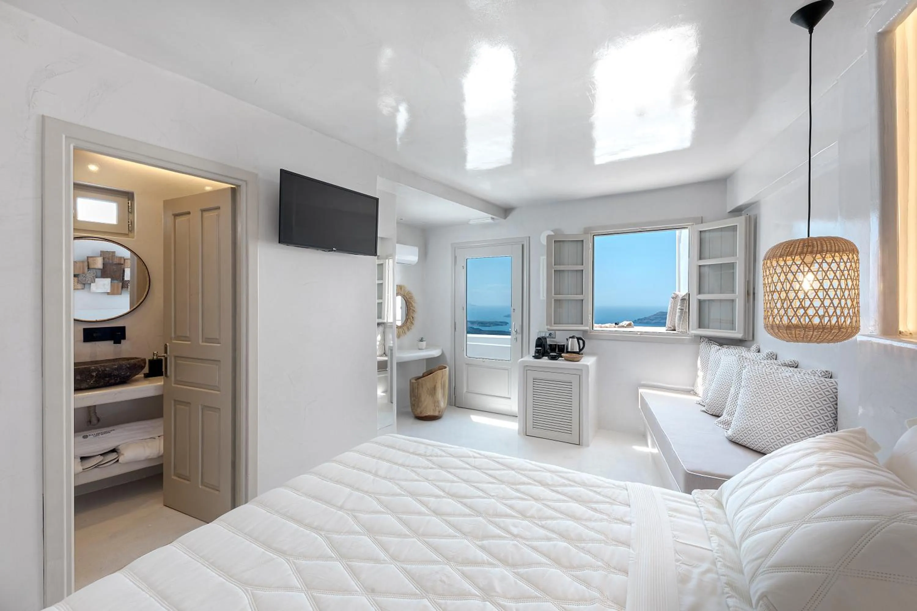 Photo of the whole room, Bed in Kaleidoscope Imerovigli Suites