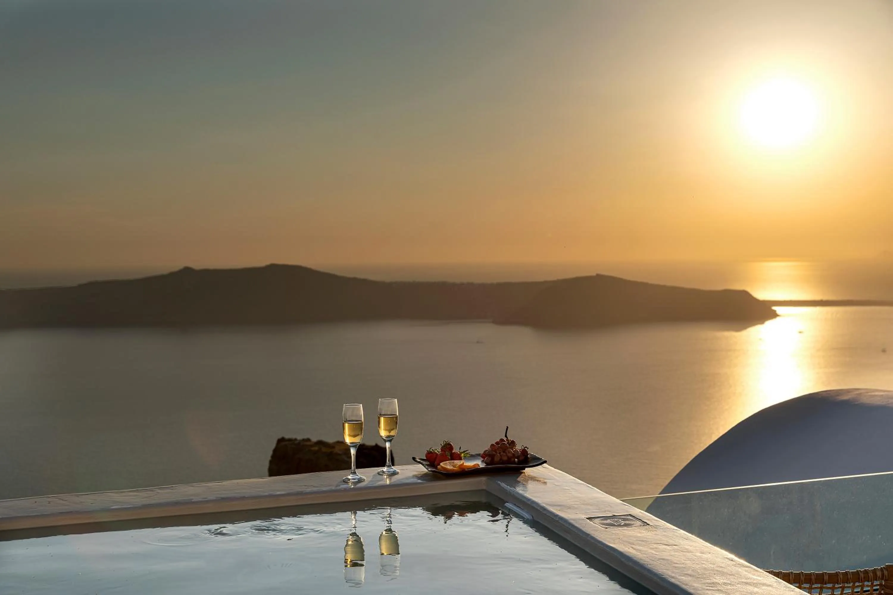 Hot Tub in Kaleidoscope Imerovigli Suites