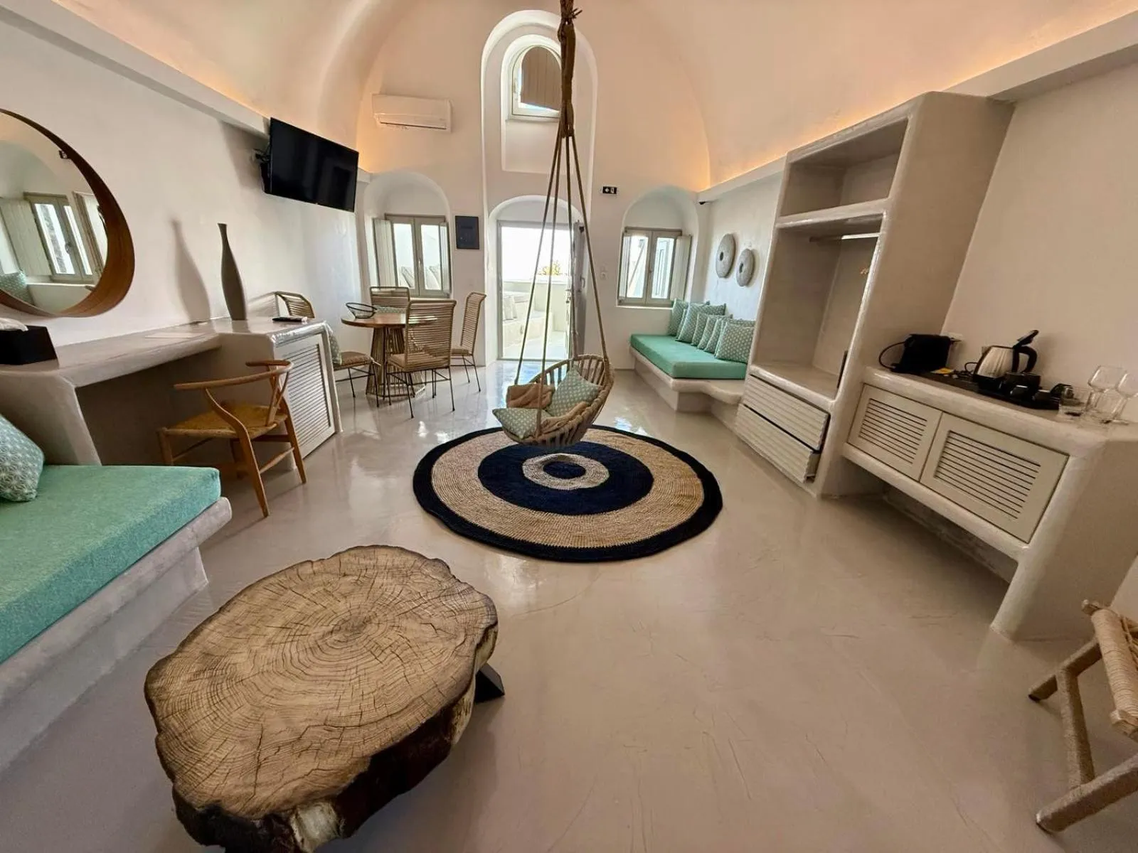 Bed in Kaleidoscope Imerovigli Suites