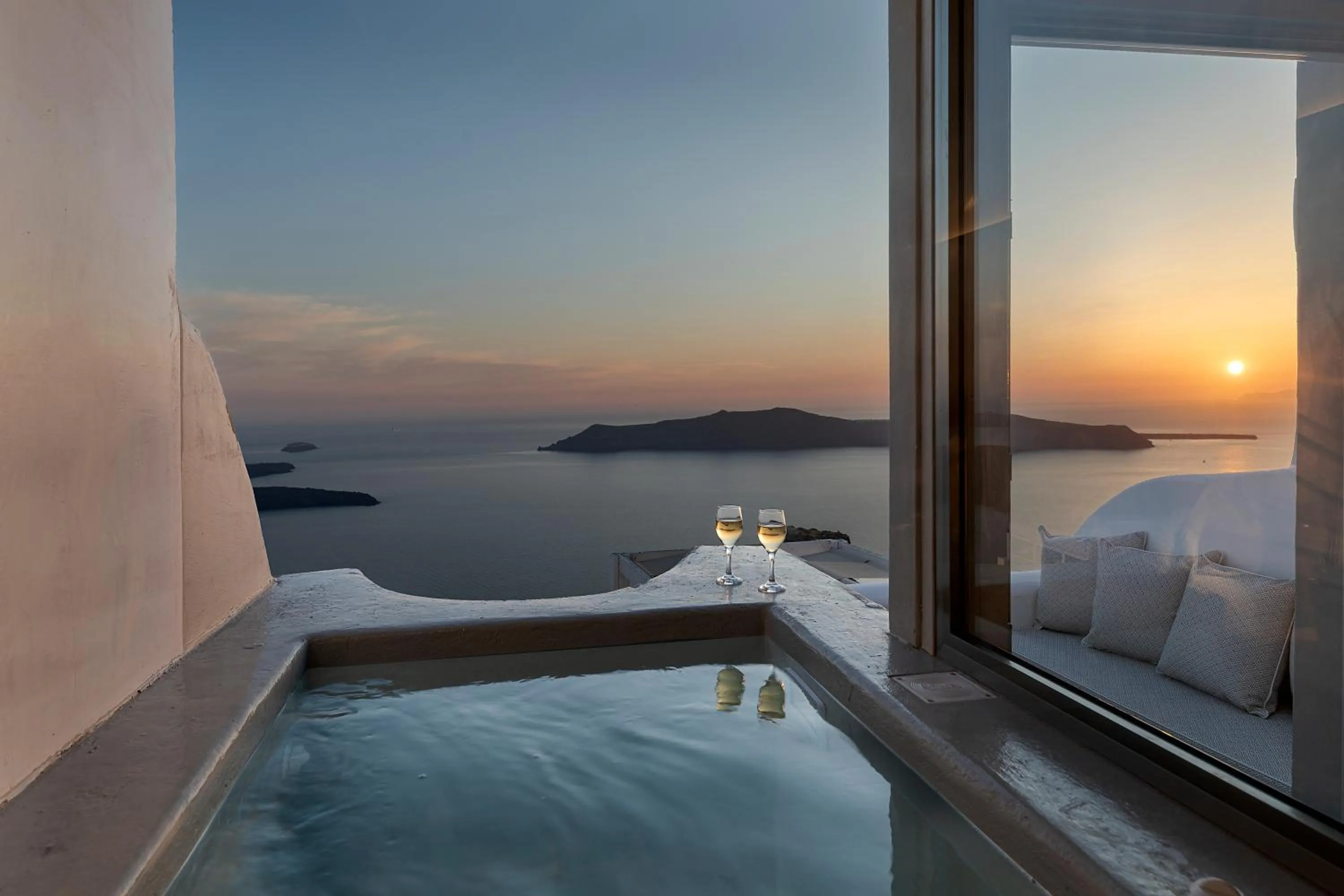 Hot Tub in Kaleidoscope Imerovigli Suites