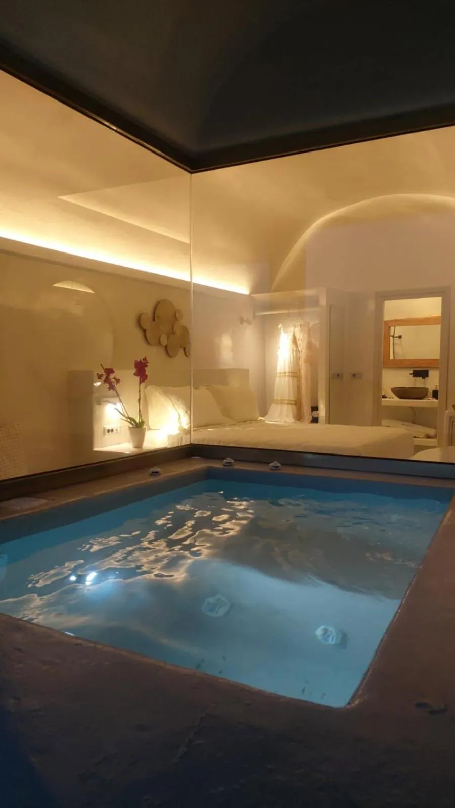 Hot Tub in Kaleidoscope Imerovigli Suites