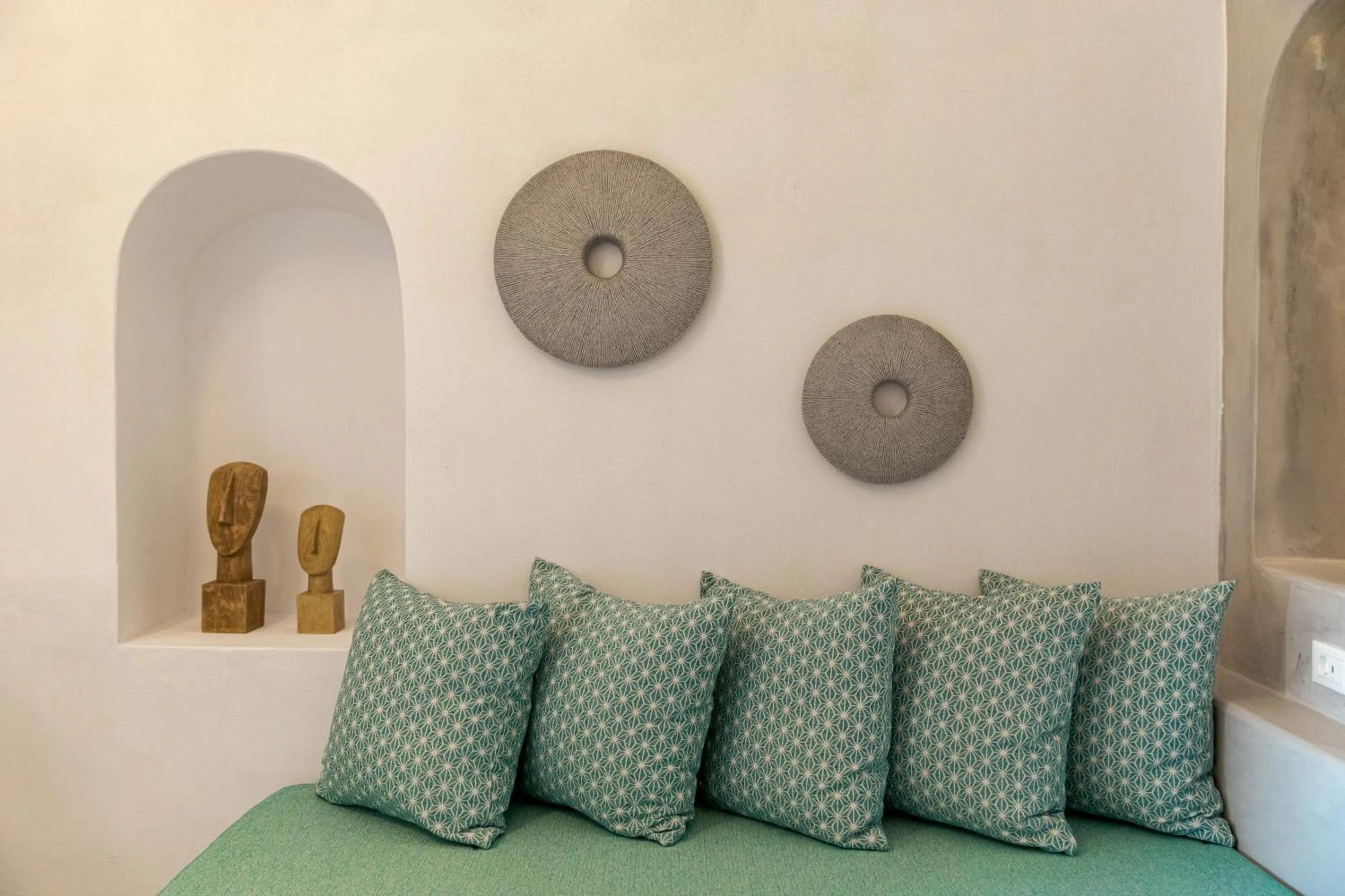 Seating area, Bed in Kaleidoscope Imerovigli Suites