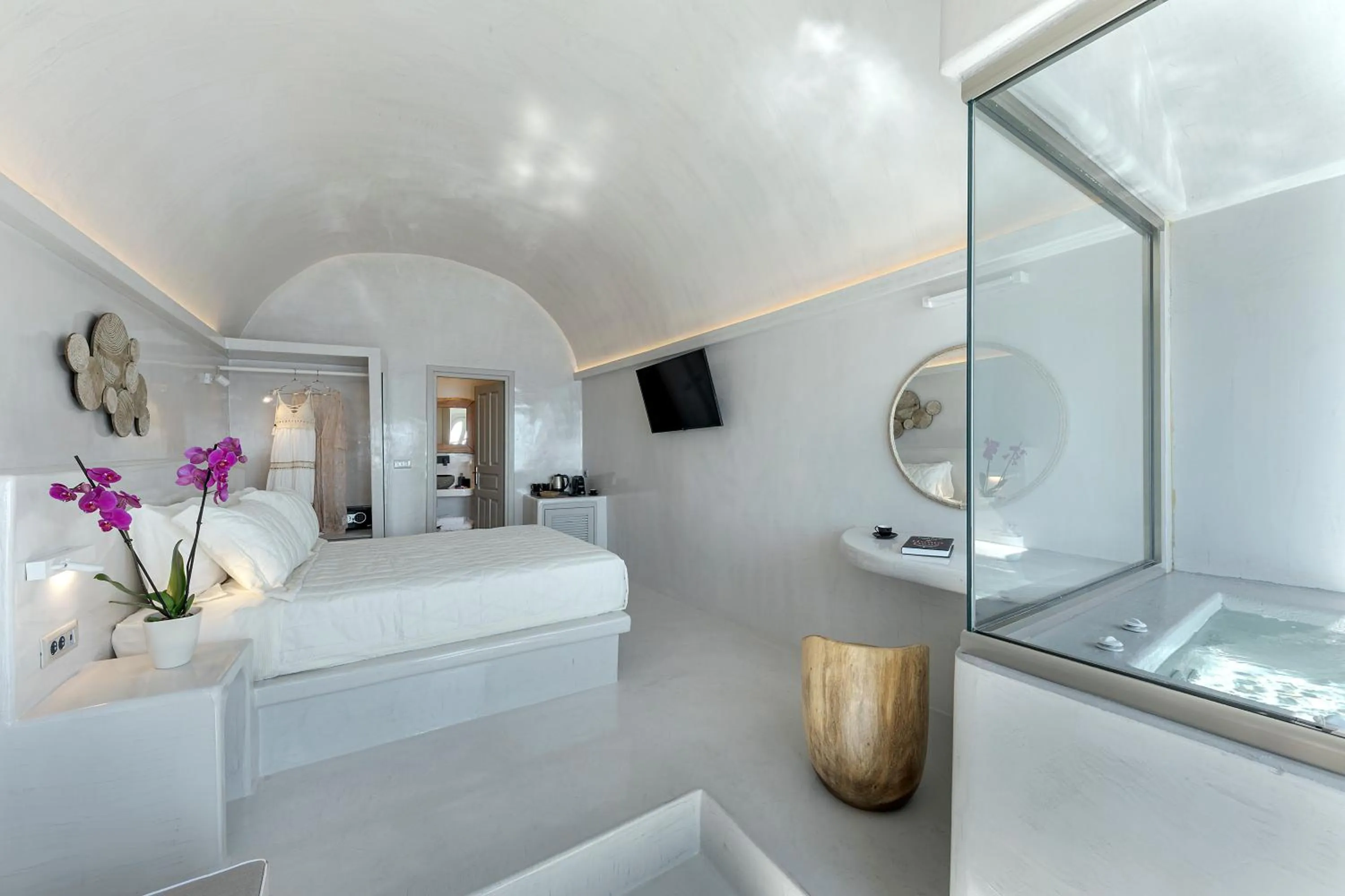 Photo of the whole room, Bed in Kaleidoscope Imerovigli Suites