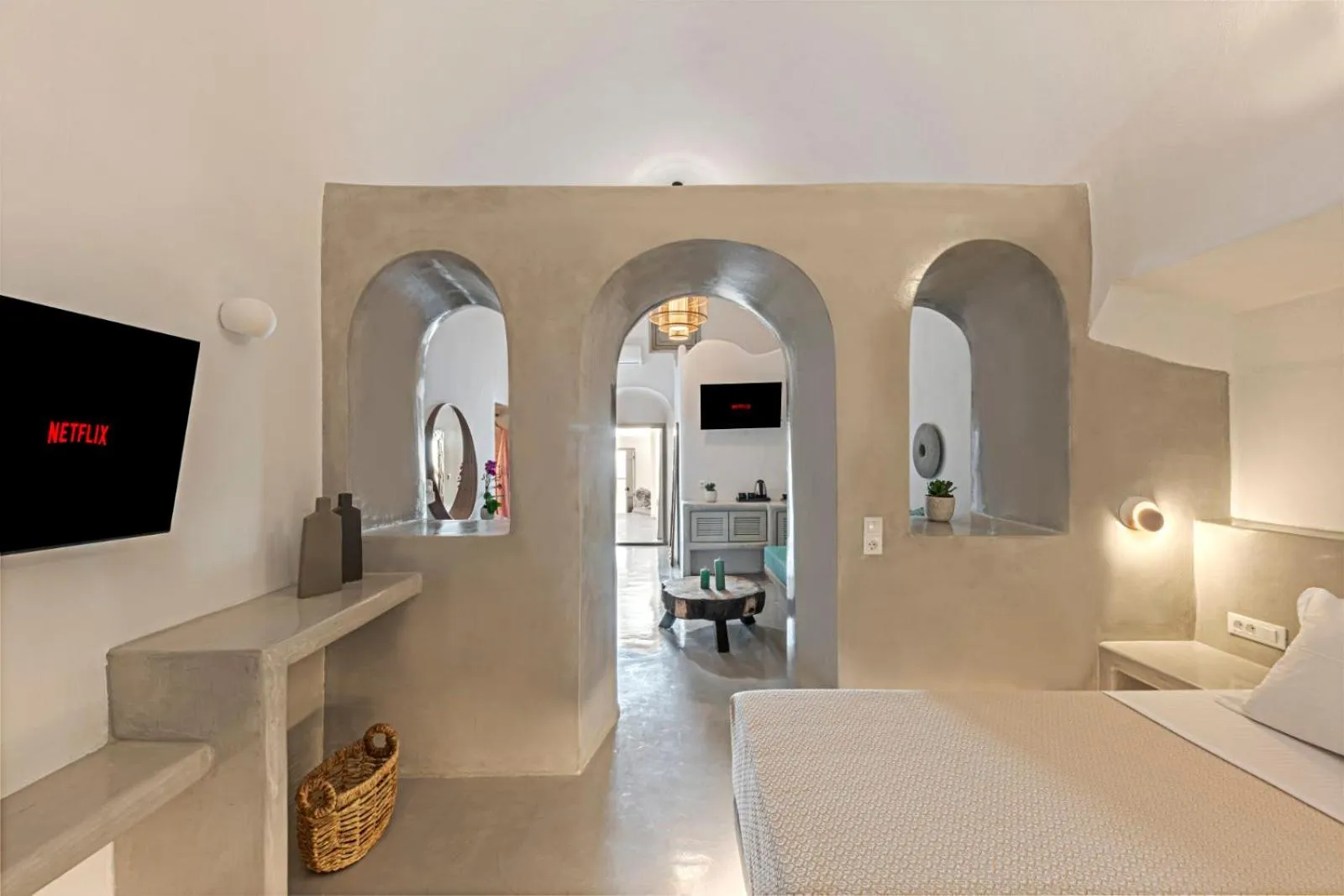 Photo of the whole room, Bed in Kaleidoscope Imerovigli Suites