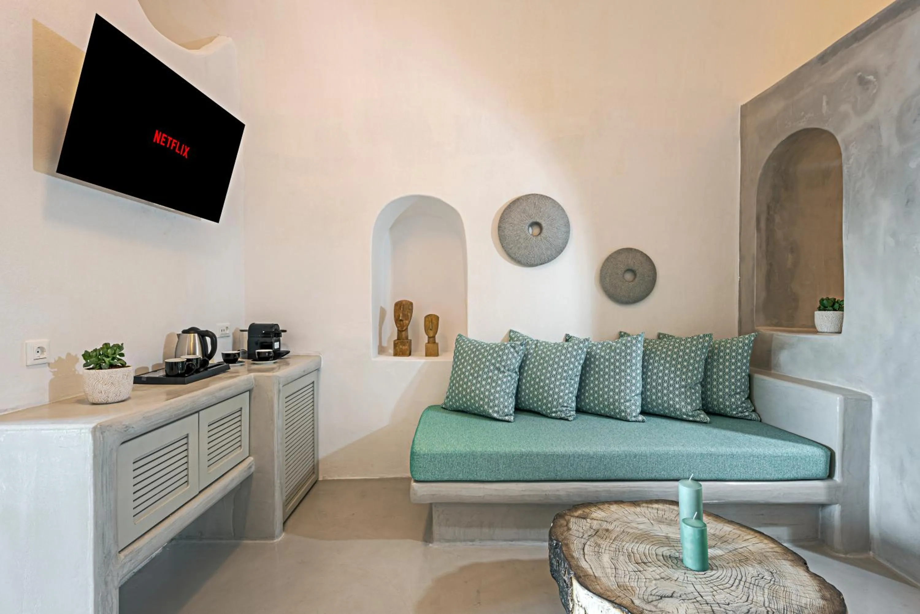 Seating area in Kaleidoscope Imerovigli Suites