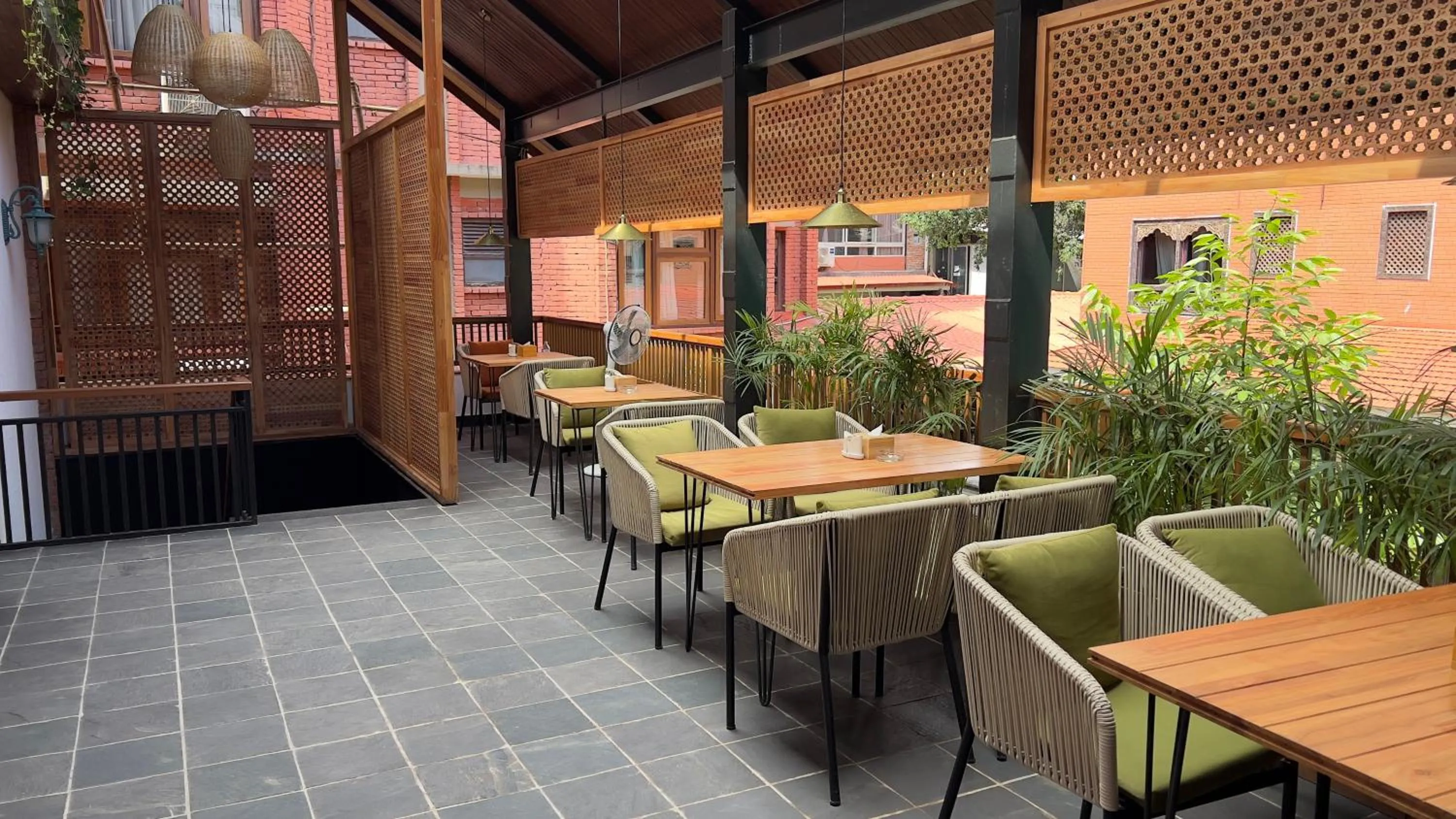 Restaurant/places to eat in Hotel Kailash Kutee