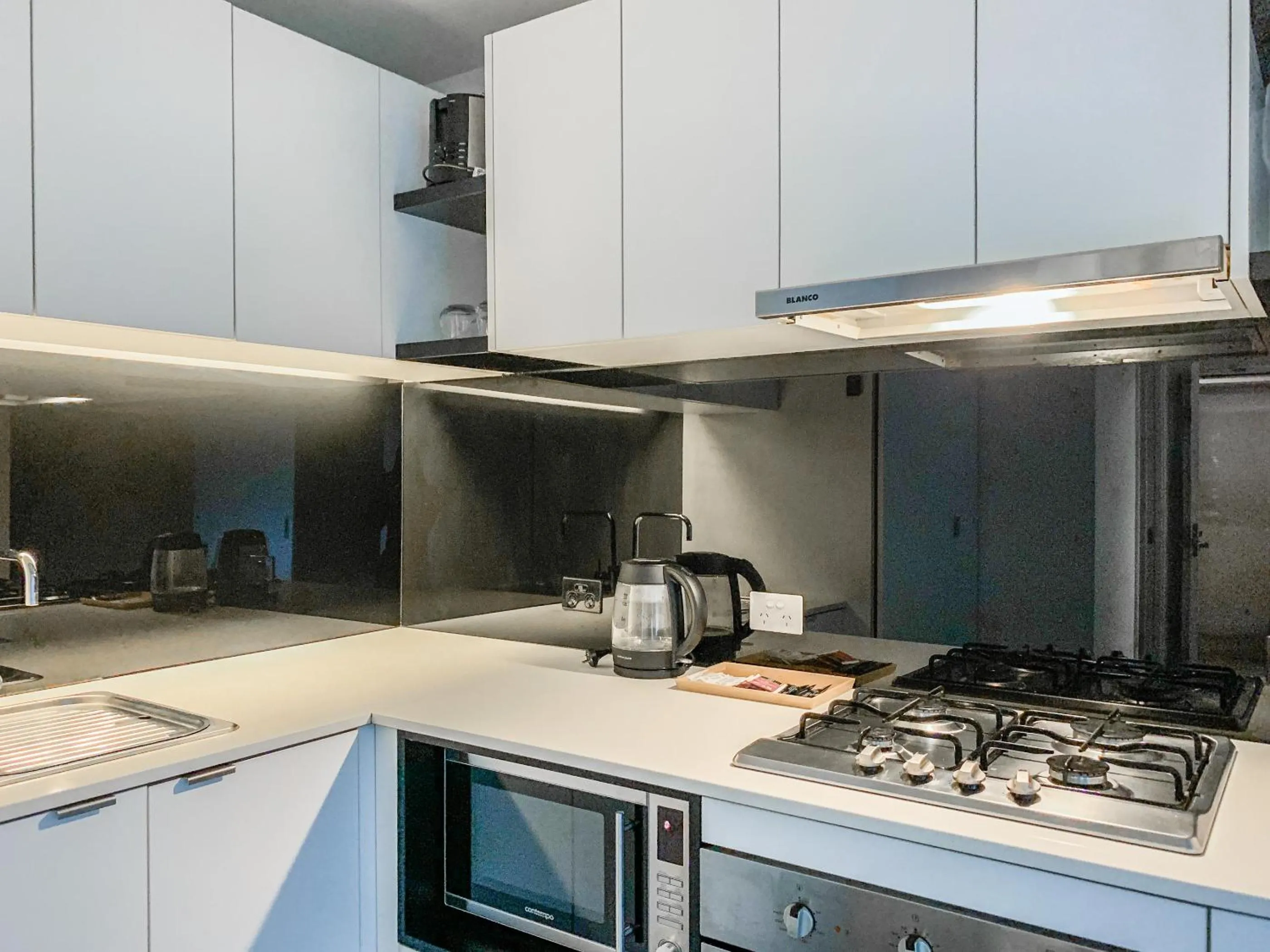 Kitchen or kitchenette in Aura2107, CBD Entire 2 Bedroom Apartment with Balcony and Stunning Yarra River Views